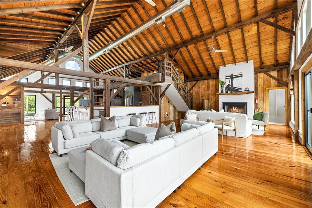 salon double hauteur maison en bois