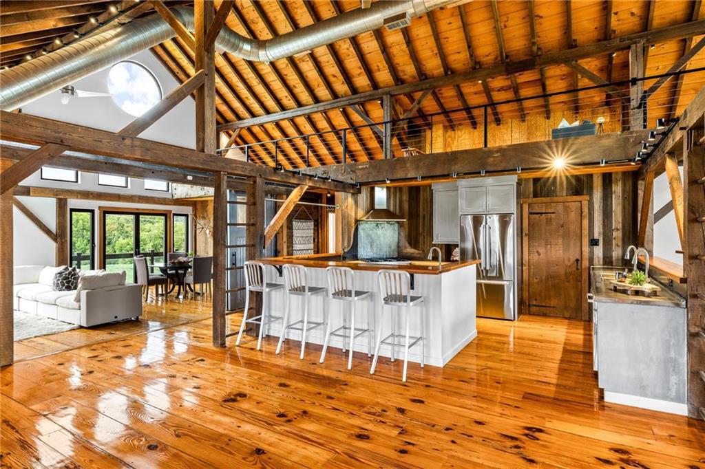 salon et cuisine double hauteur maison en bois