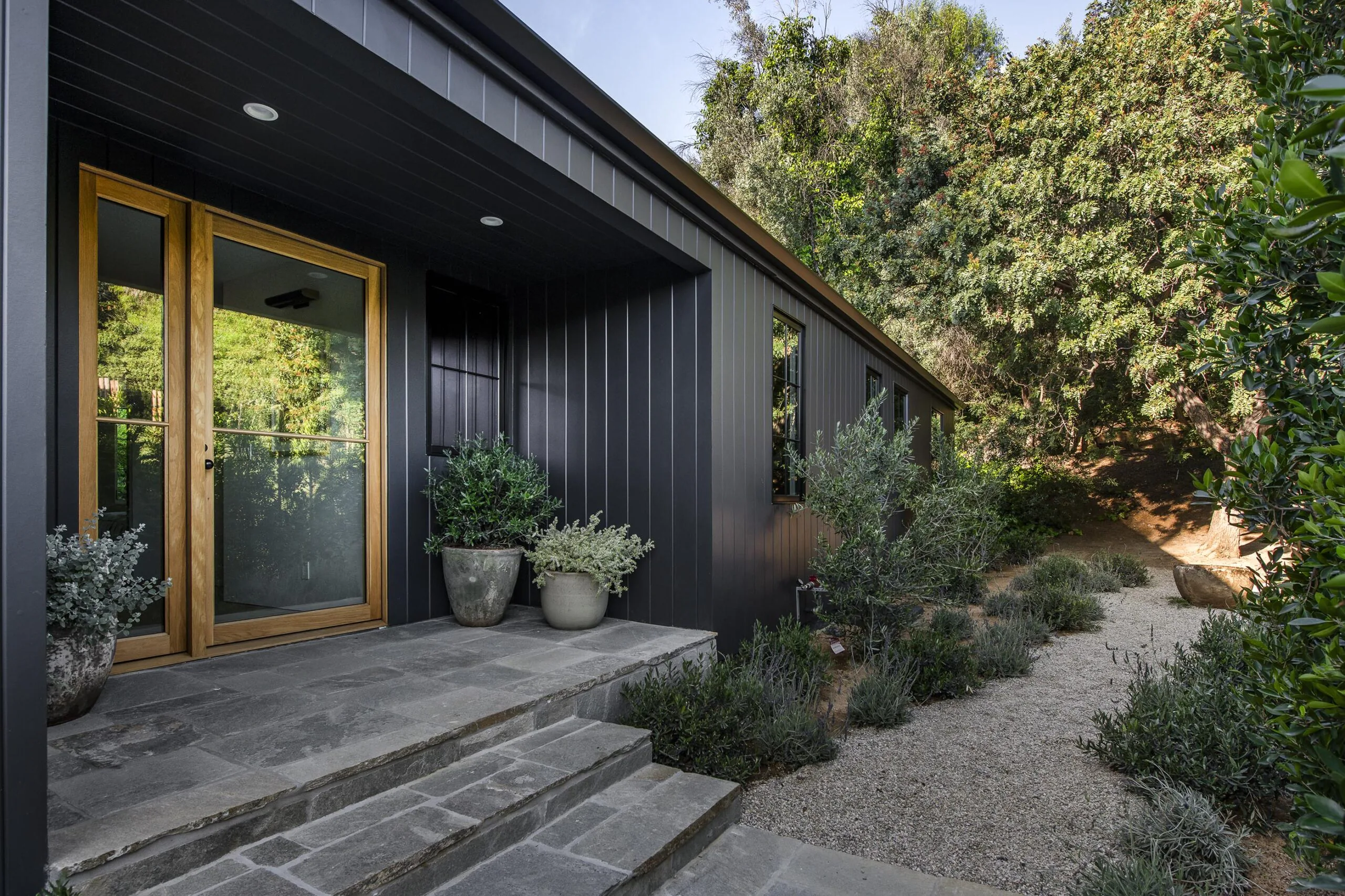 maison contemporaine noire et basse maison contemporaine noire et basse