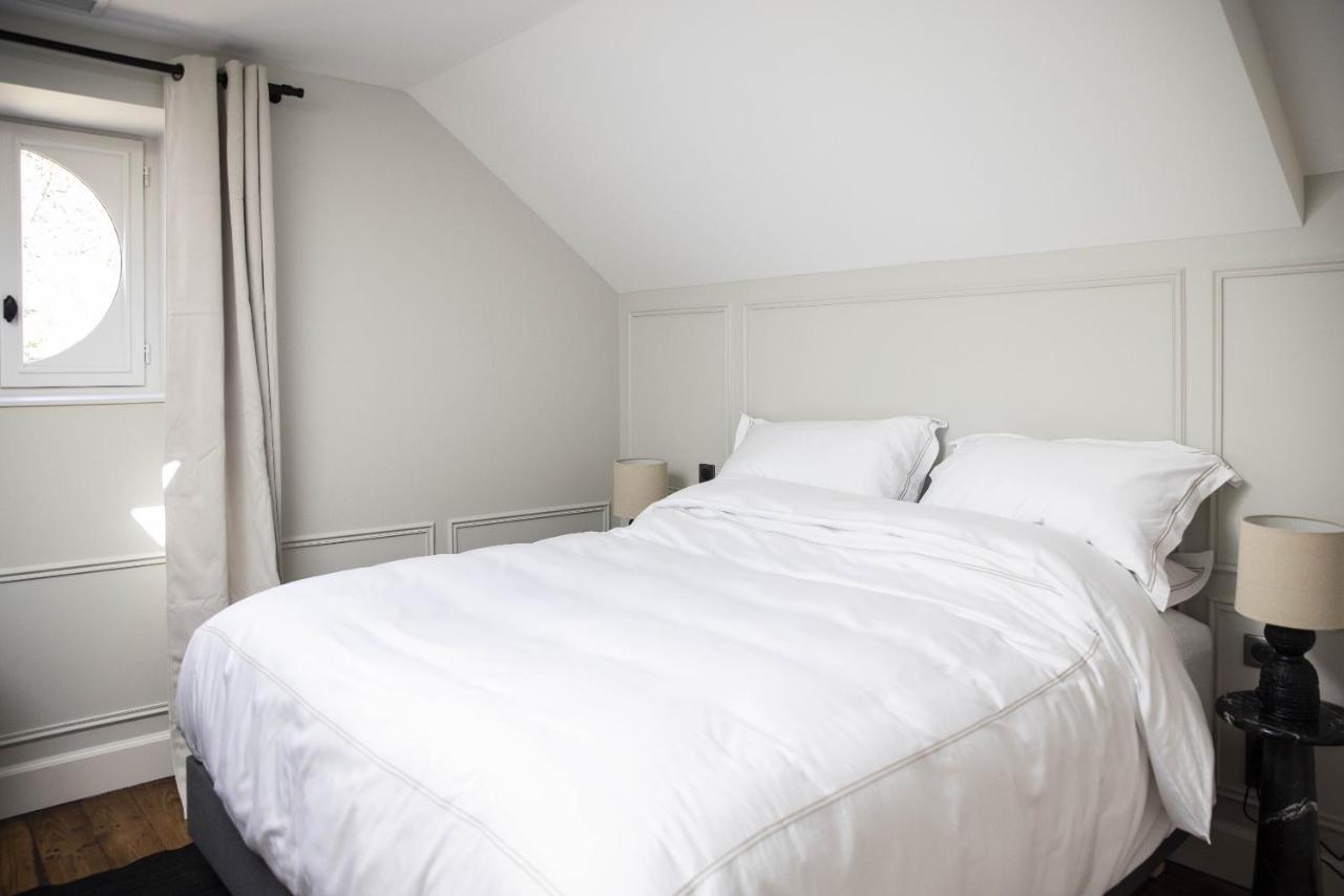 chambre mansardée blanche décoration design Maison de Magescq dans les Landes chambre mansardée blanche décoration design Maison de Magescq dans les Landes