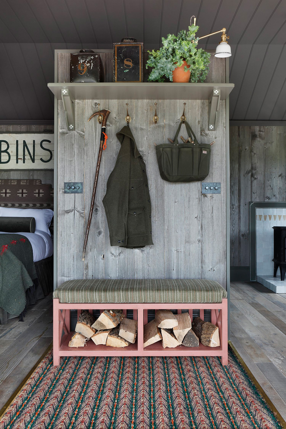 entrée avec porte-manteau maison en bois décoration vintage et rustique Hopi entrée avec porte-manteau maison en bois décoration vintage et rustique Hopi