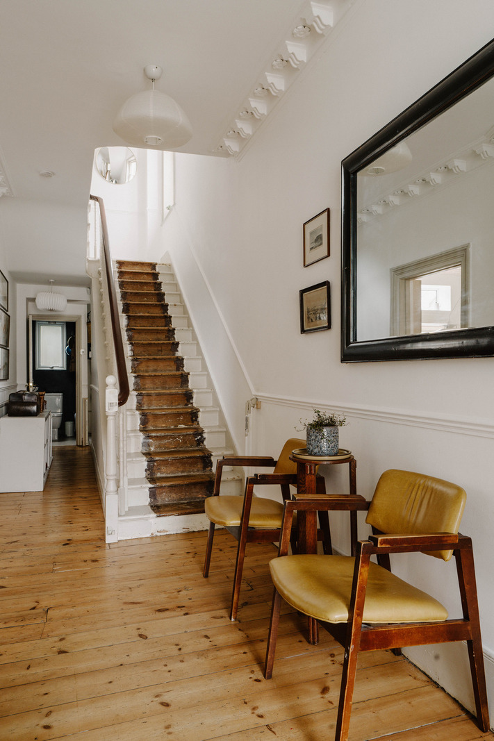 entrée avec escalier bois avec moulures décoration vintage entrée avec escalier bois avec moulures décoration vintage