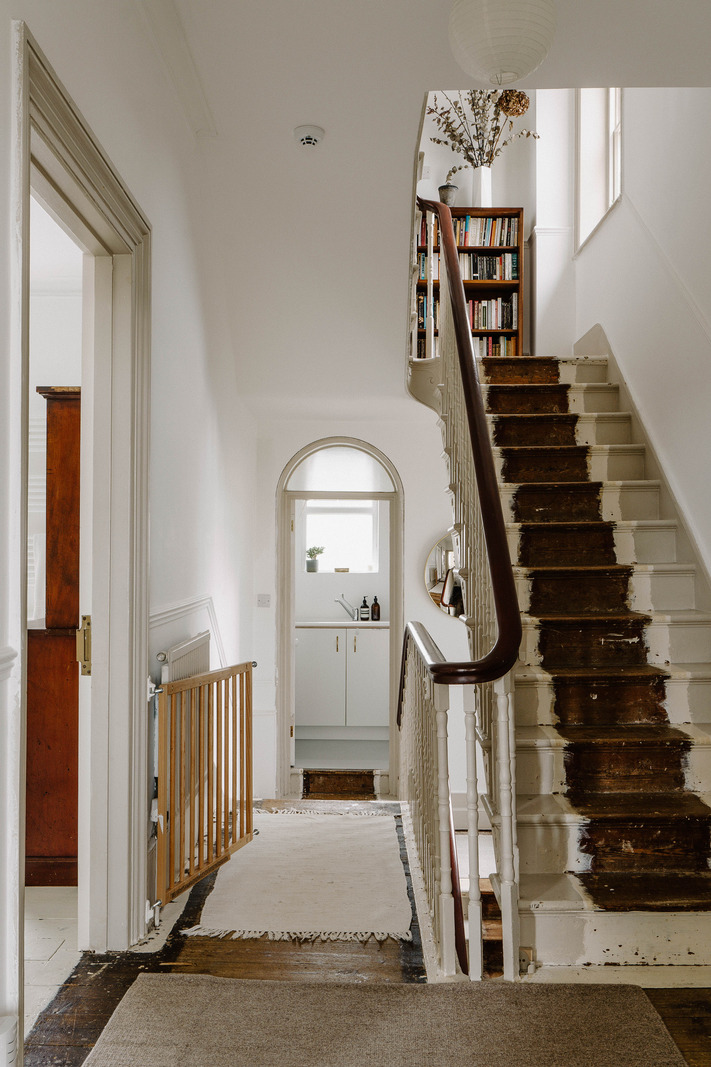 entrée avec escalier bois avec moulures décoration vintage entrée avec escalier bois avec moulures décoration vintage