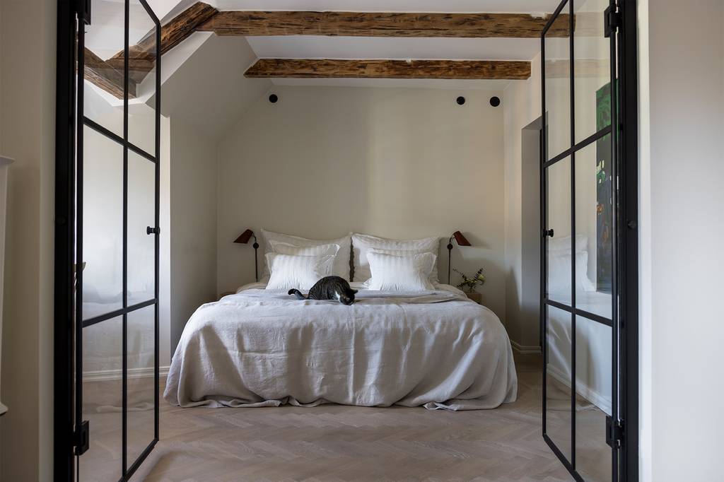 chambre avec poutres et porte verrière décoration scandinave