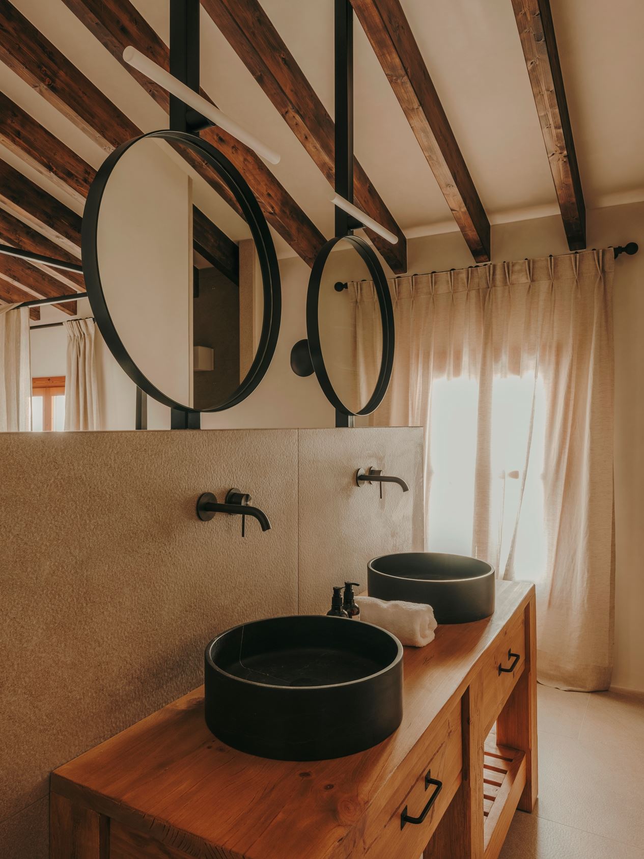 salle de bain avec poutres décoration méditerranéenne et rustique chic salle de bain avec poutres décoration méditerranéenne et rustique chic