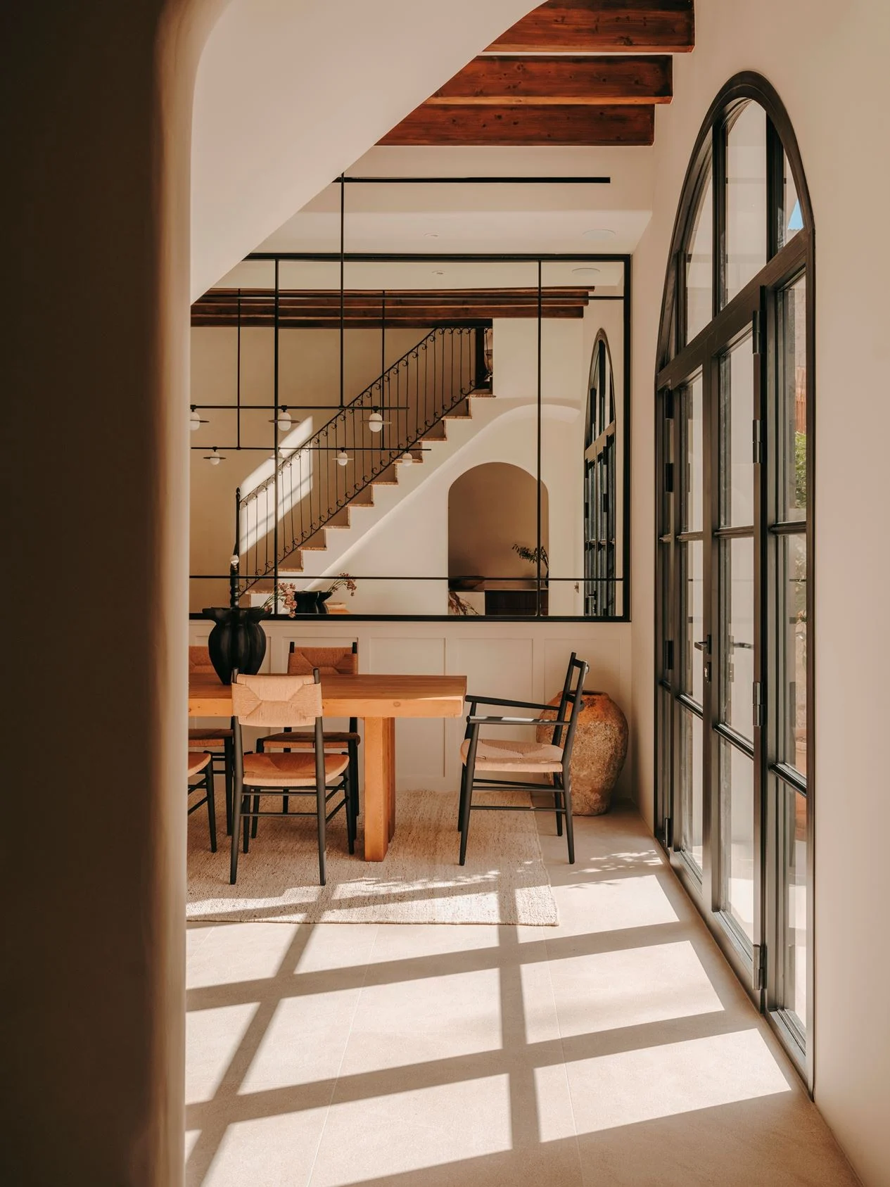 salle à manger avec poutres et fenêtres cintrées décoration méditerranéenne salle à manger avec poutres et fenêtres cintrées décoration méditerranéenne