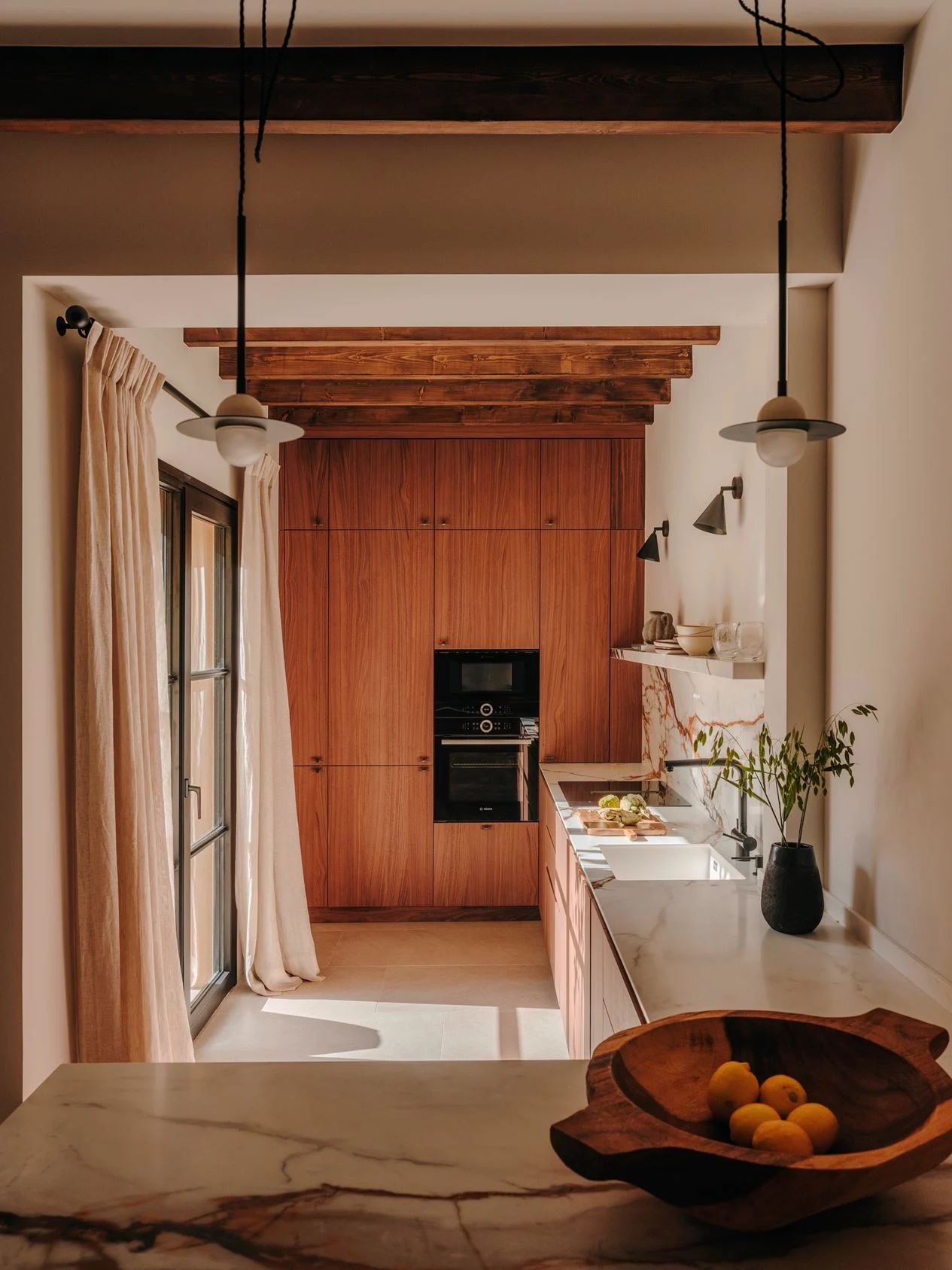 cuisine en bois design avec poutres cuisine en bois design avec poutres