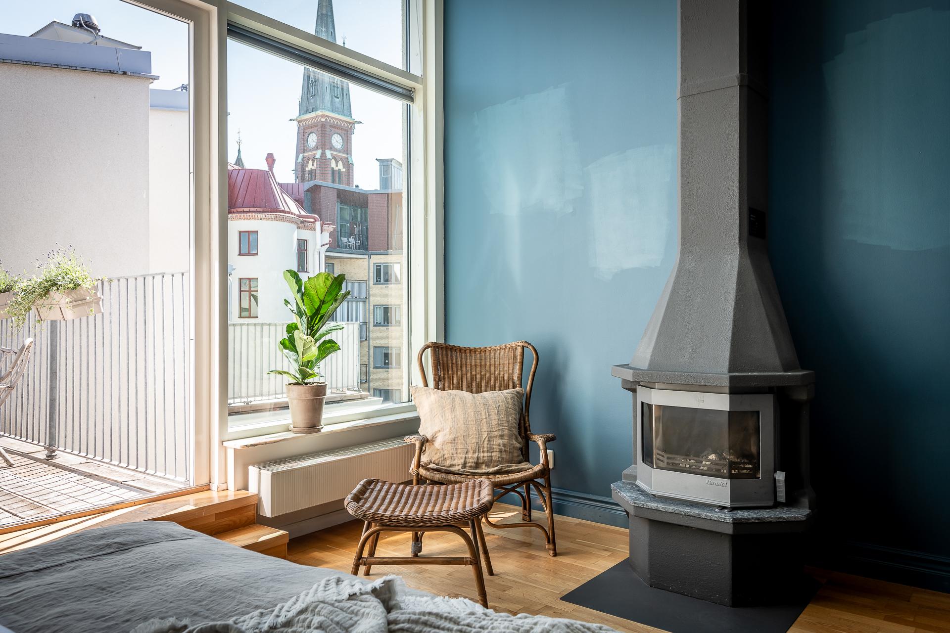 chambre bleue avec cheminée décoration contemporaine