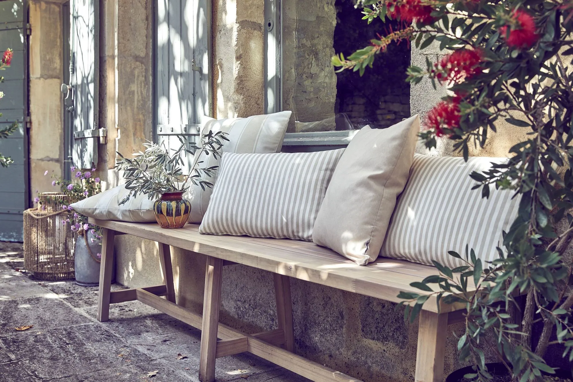 jardin maison en pierres style campagne chic par Leroy Merlin