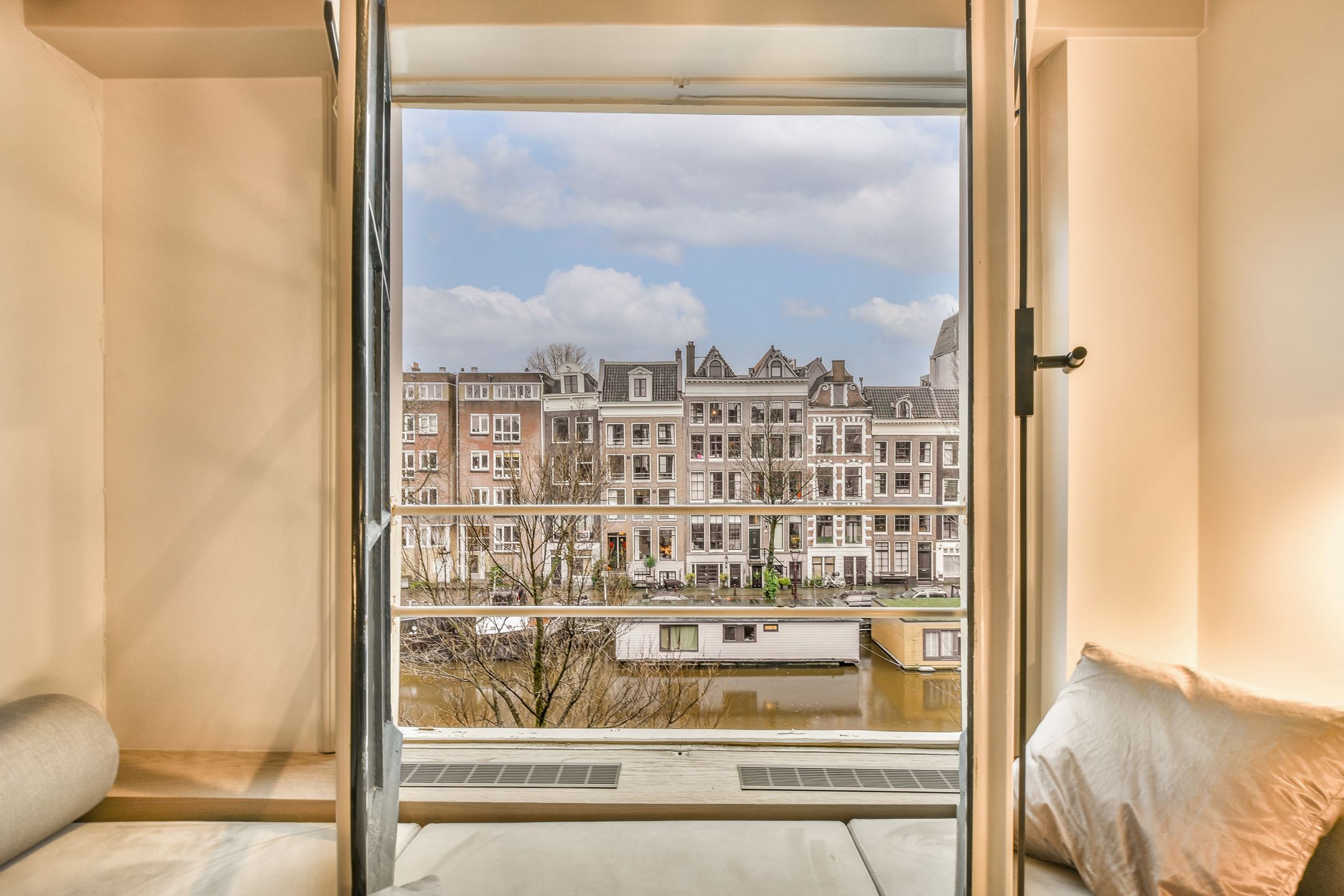 vue canaux Amsterdam depuis salon
