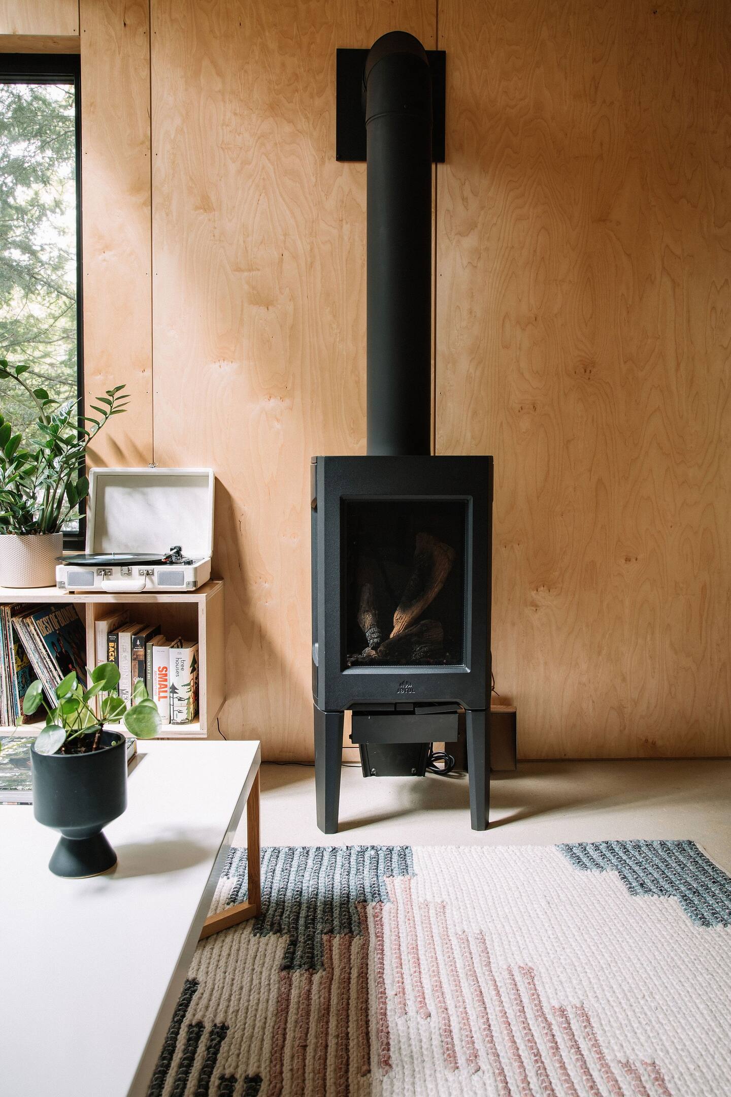 salon avec poêle norvégien petite maison en bois salon avec poêle norvégien petite maison en bois