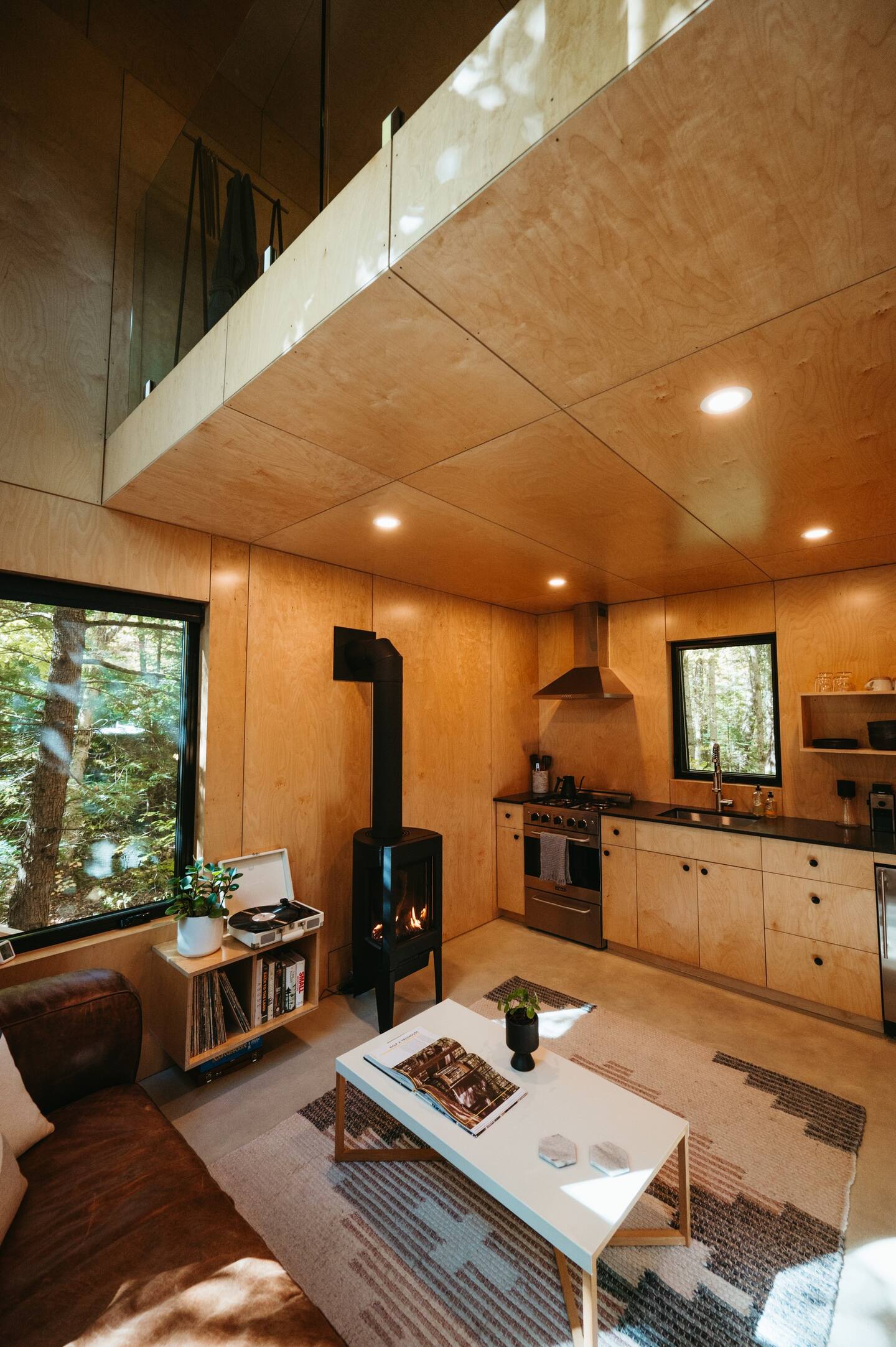 salon et cuisine ouverte décoration contemporaine petite maison en bois salon et cuisine ouverte décoration contemporaine petite maison en bois
