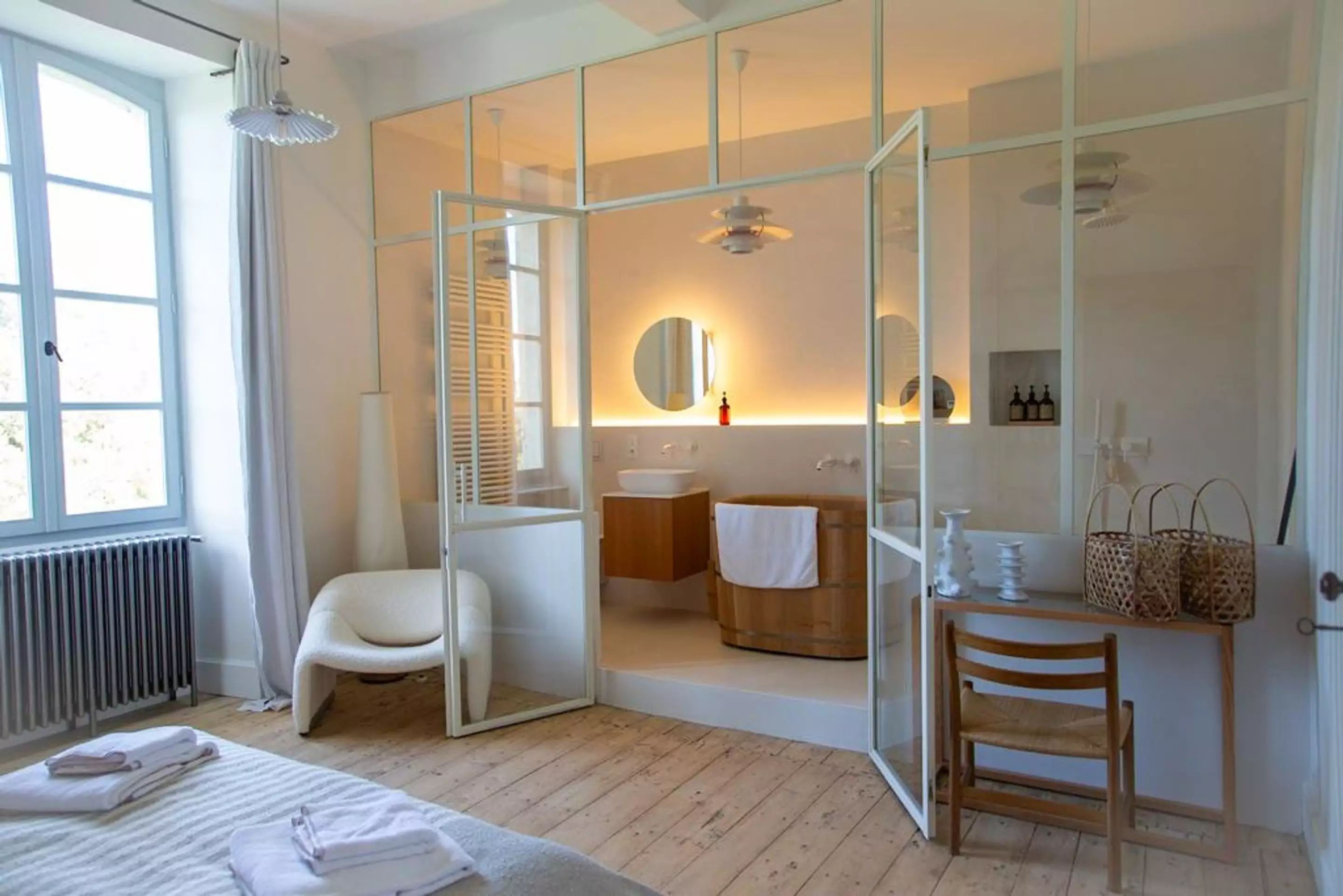 salle de bain avec verrière et bain en bois japonais salle de bain avec verrière et bain en bois japonais