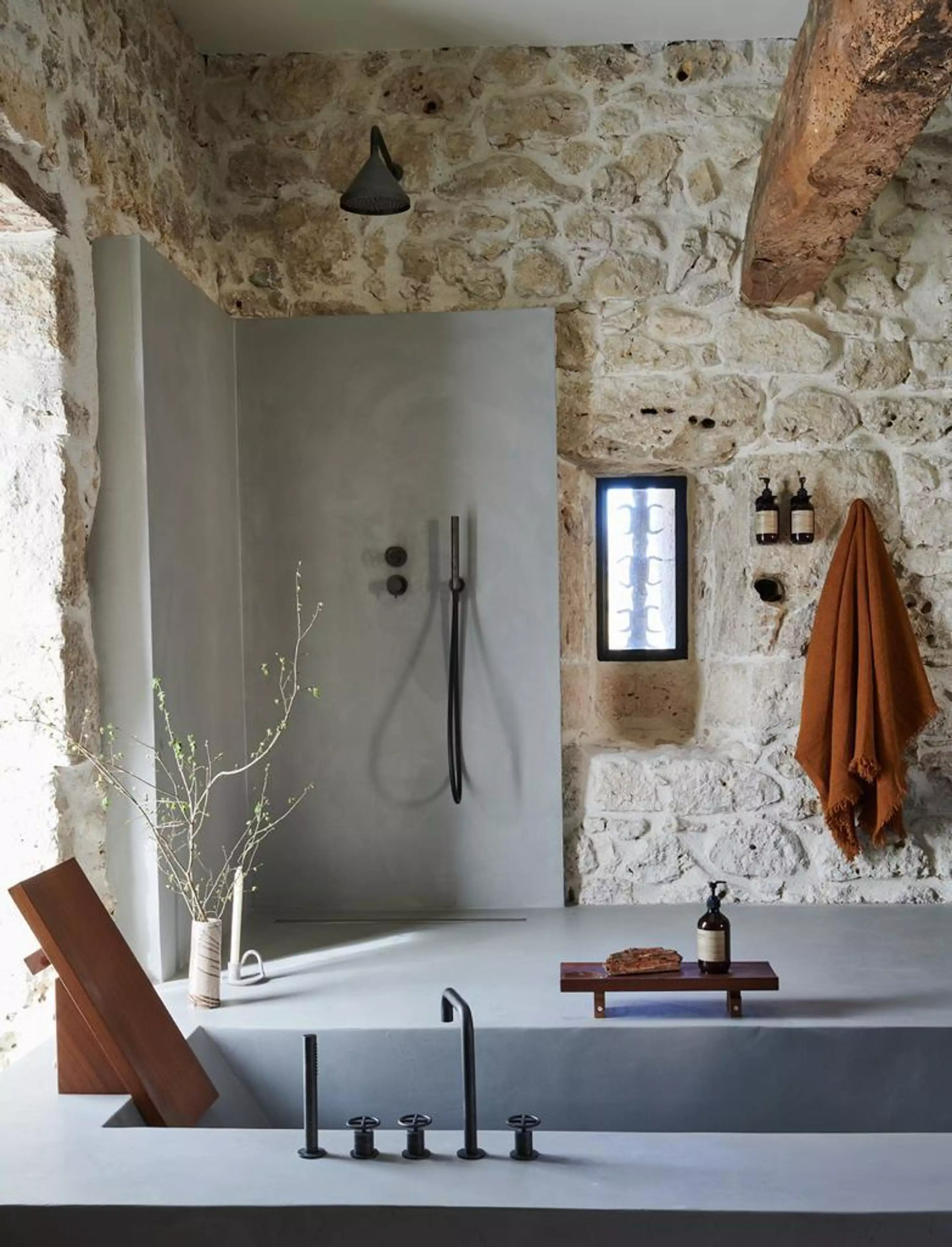 salle de bain contemporaine avec mur pierres et poutres salle de bain contemporaine avec mur pierres et poutres