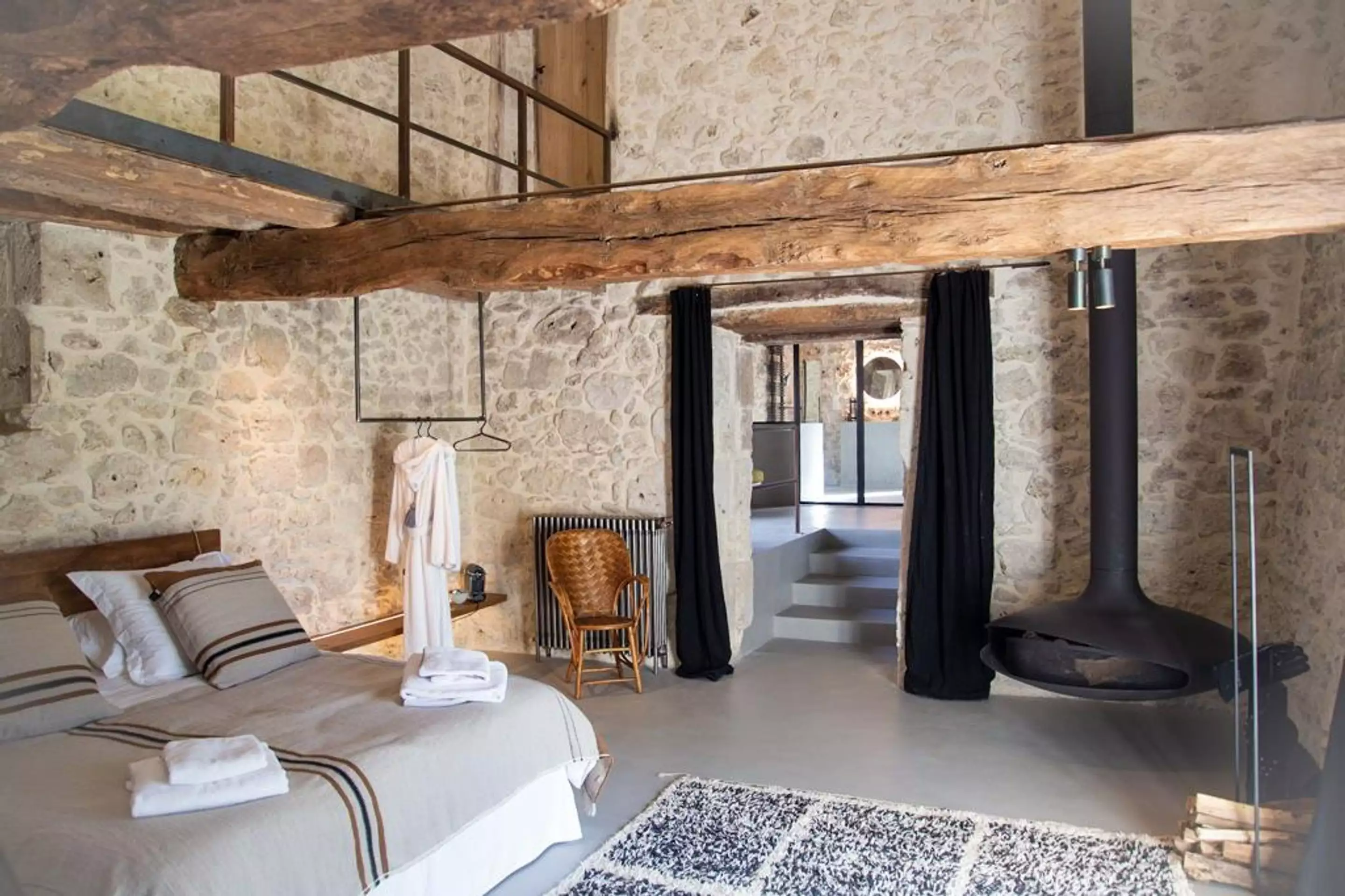 chambre décoration contemporaine avec cheminée Focus maison en pierres rénovée chambre décoration contemporaine avec cheminée Focus maison en pierres rénovée