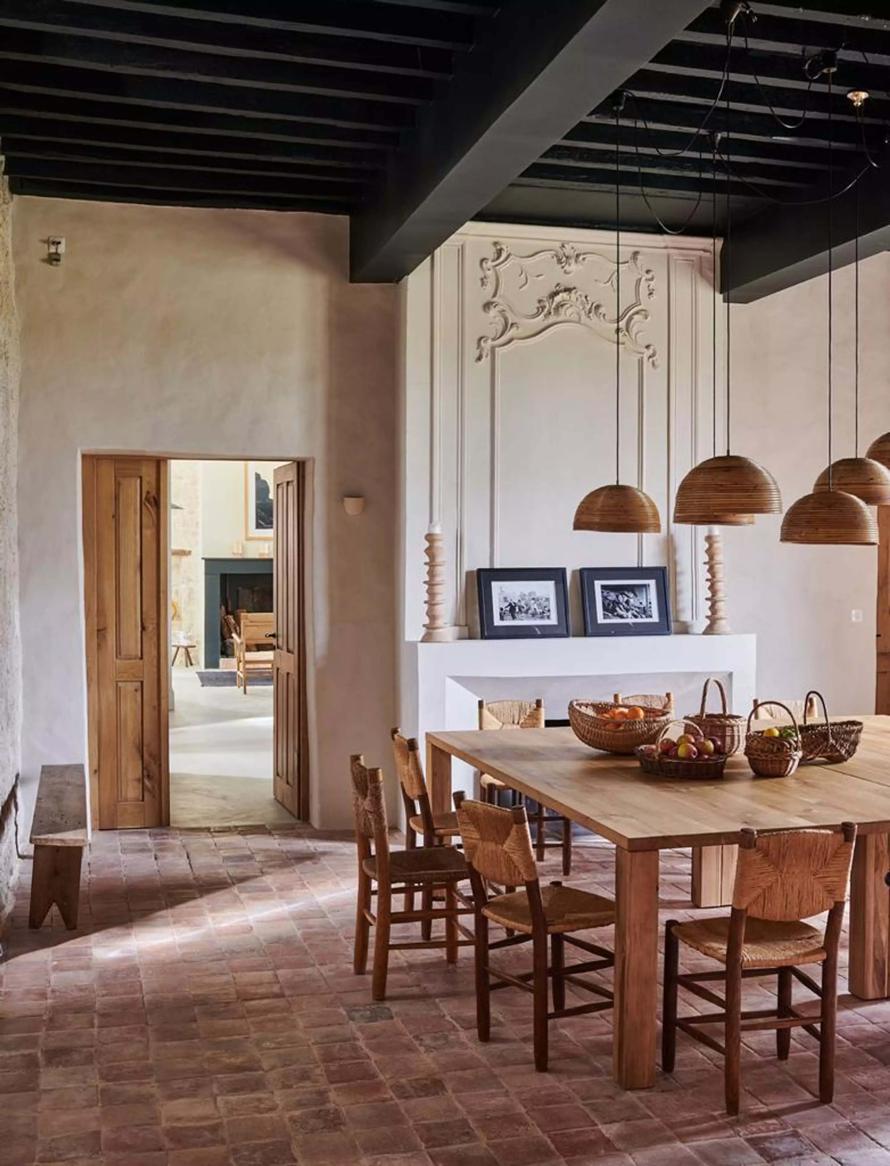 salle à manger sol terre cuite et poutres maison en pierres rénovée salle à manger sol terre cuite et poutres maison en pierres rénovée