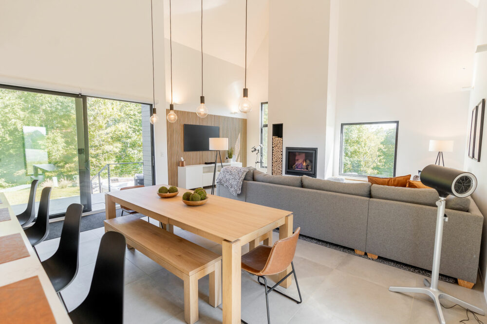 salon double hauteur avec cuisine ouverte maison en bois Villa Prairie