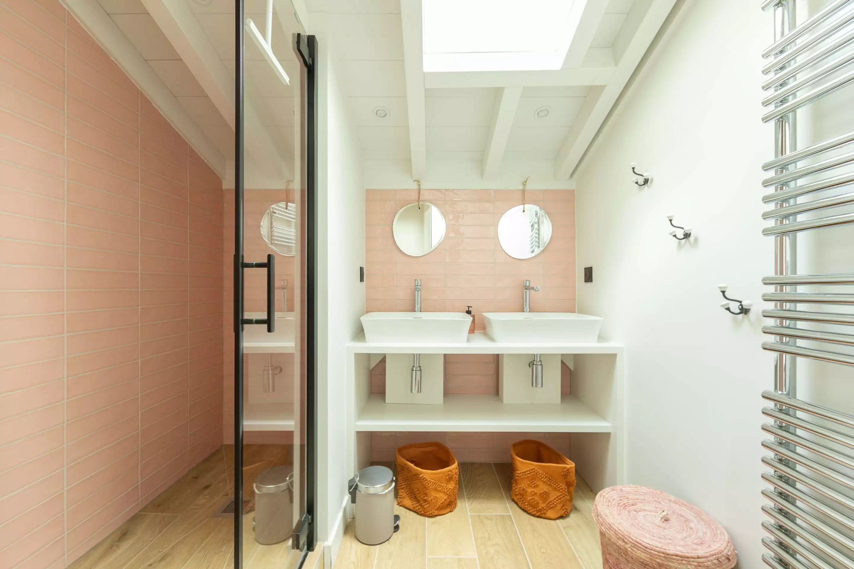 salle d salle d'eau moderne rose