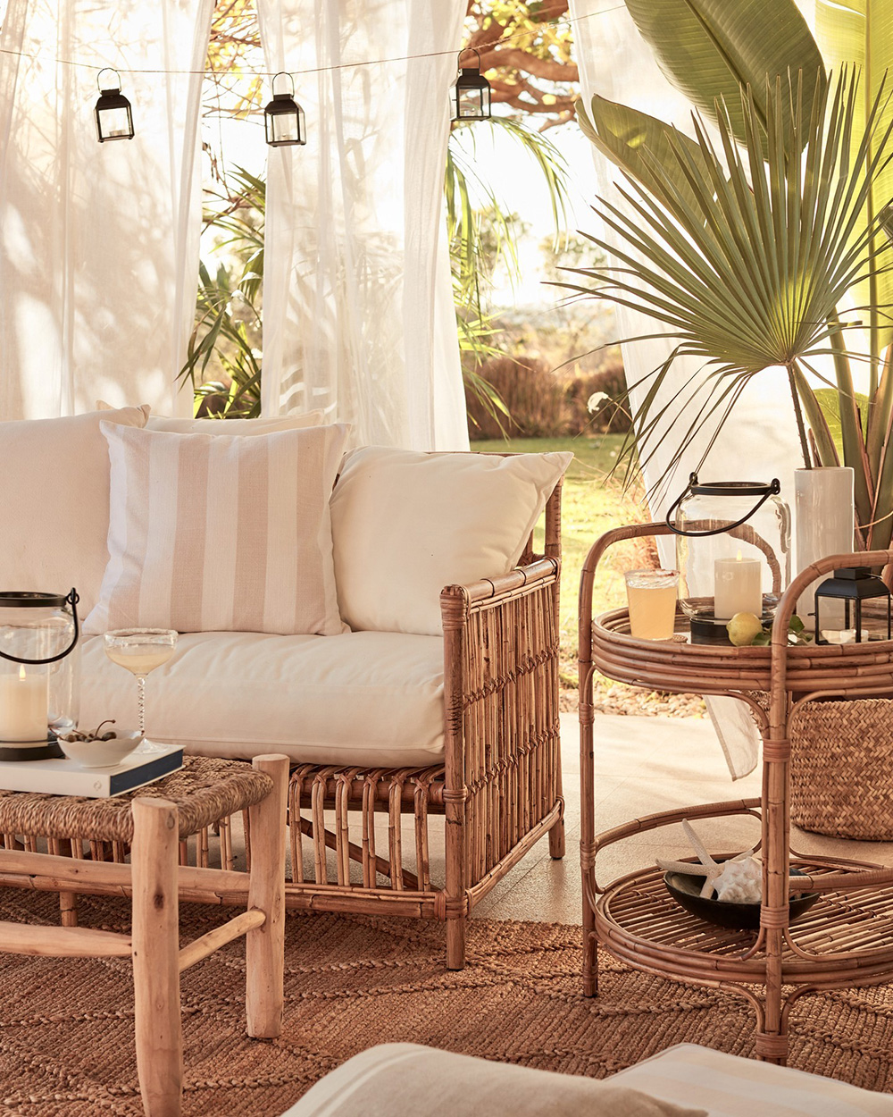 terrasse avec voilage et canapé en rotin décoration naturelle terrasse avec voilage et canapé en rotin décoration naturelle