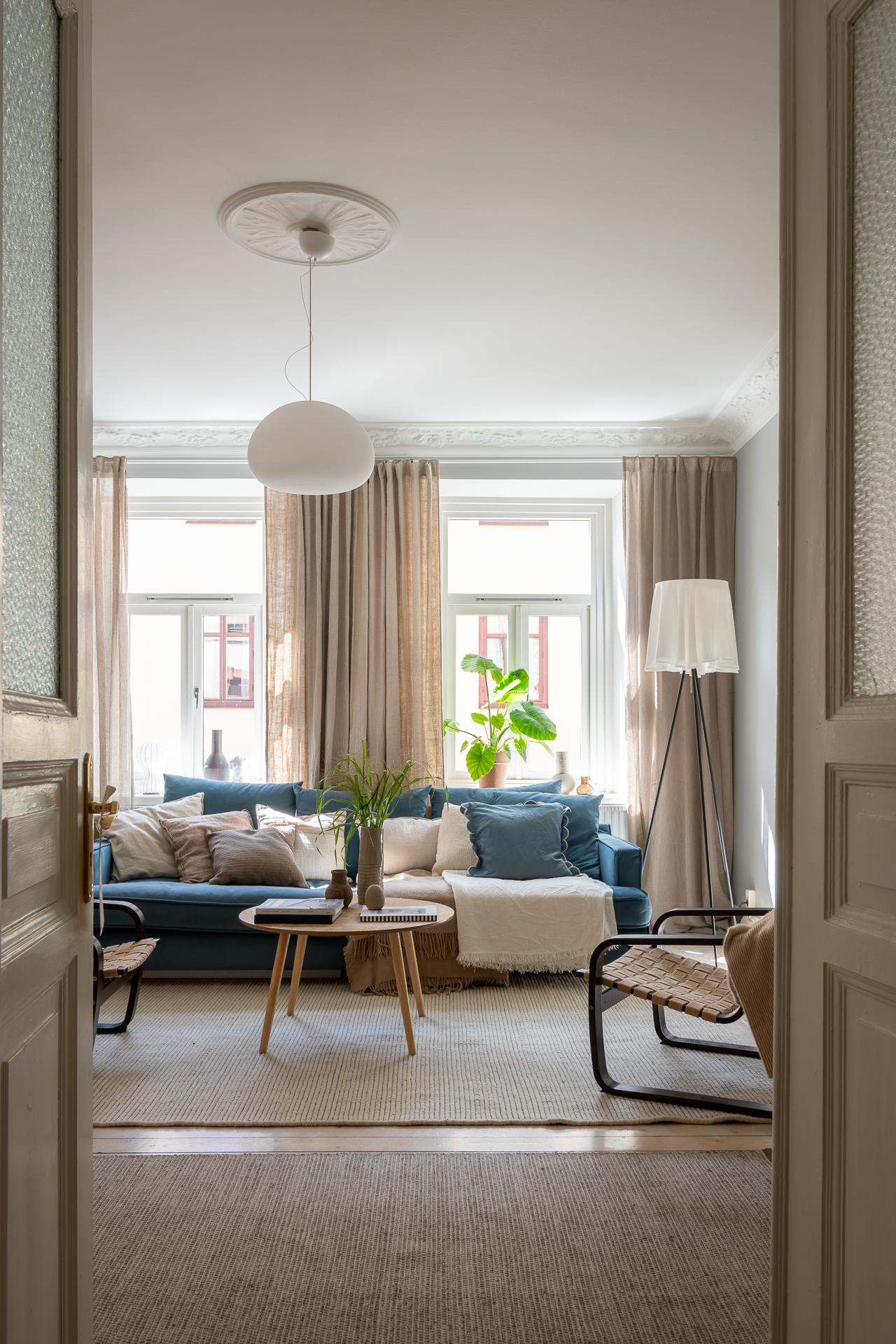 salon avec moulures décoration scandinave