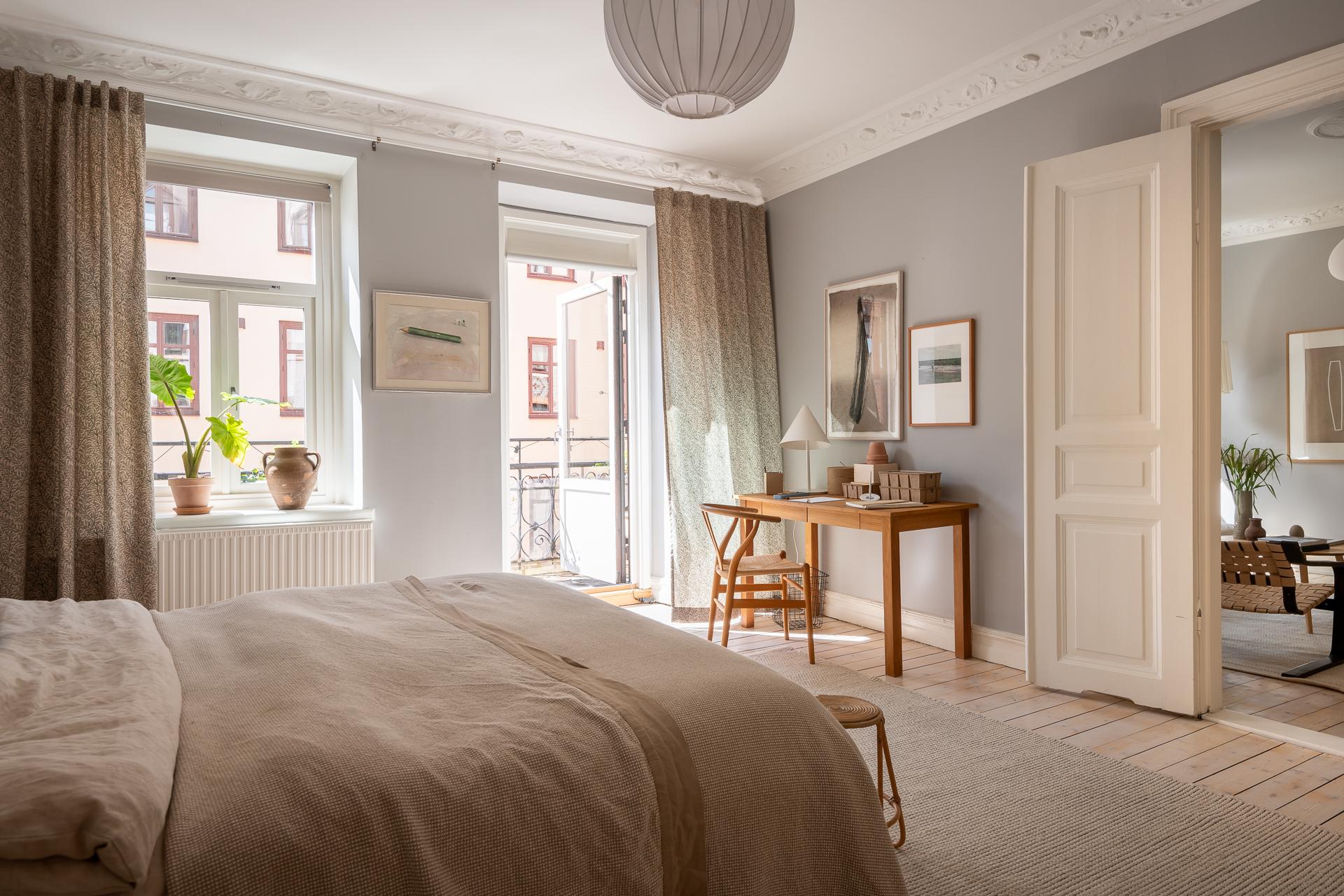 chambre avec moulures décoration scandinave