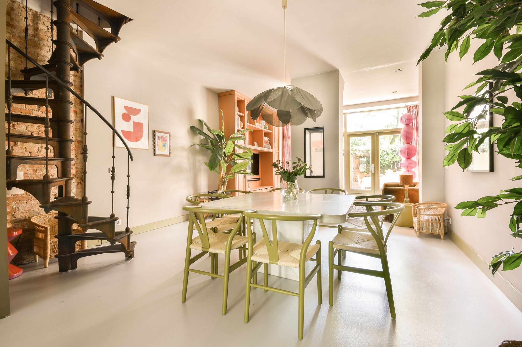 salle à manger avec escalier appartement avec jardin décoration colorée et vintage salle à manger avec escalier appartement avec jardin décoration colorée et vintage