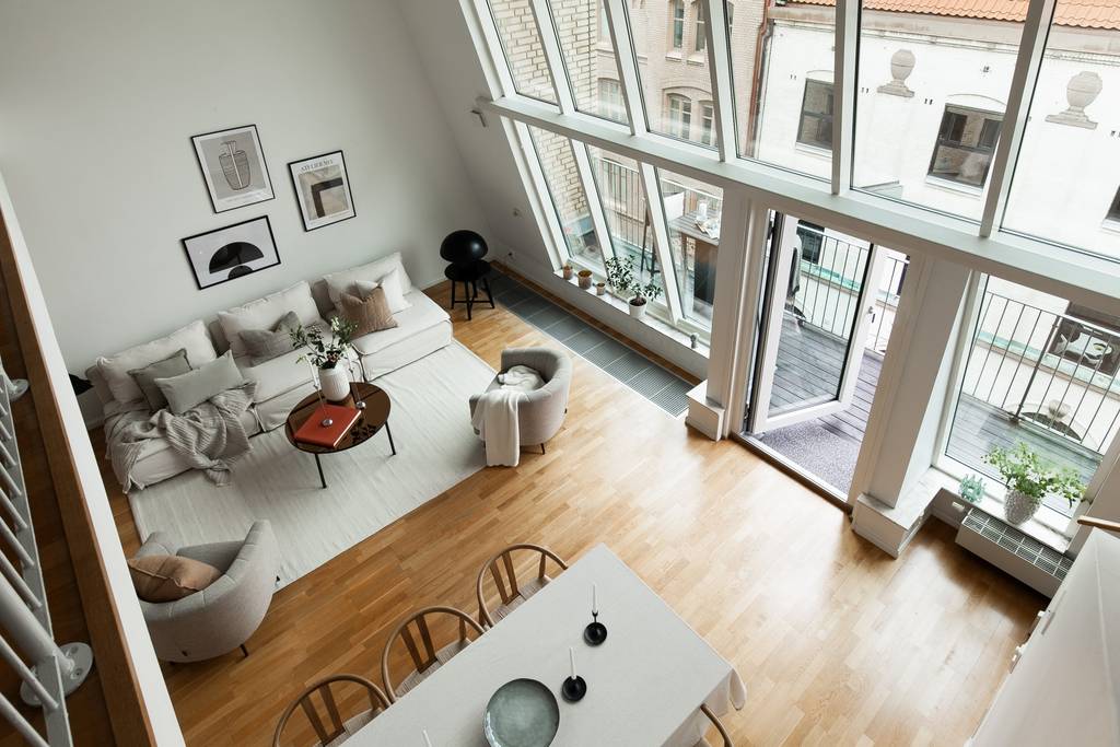 salon avec fenêtres type atelier appartement design
