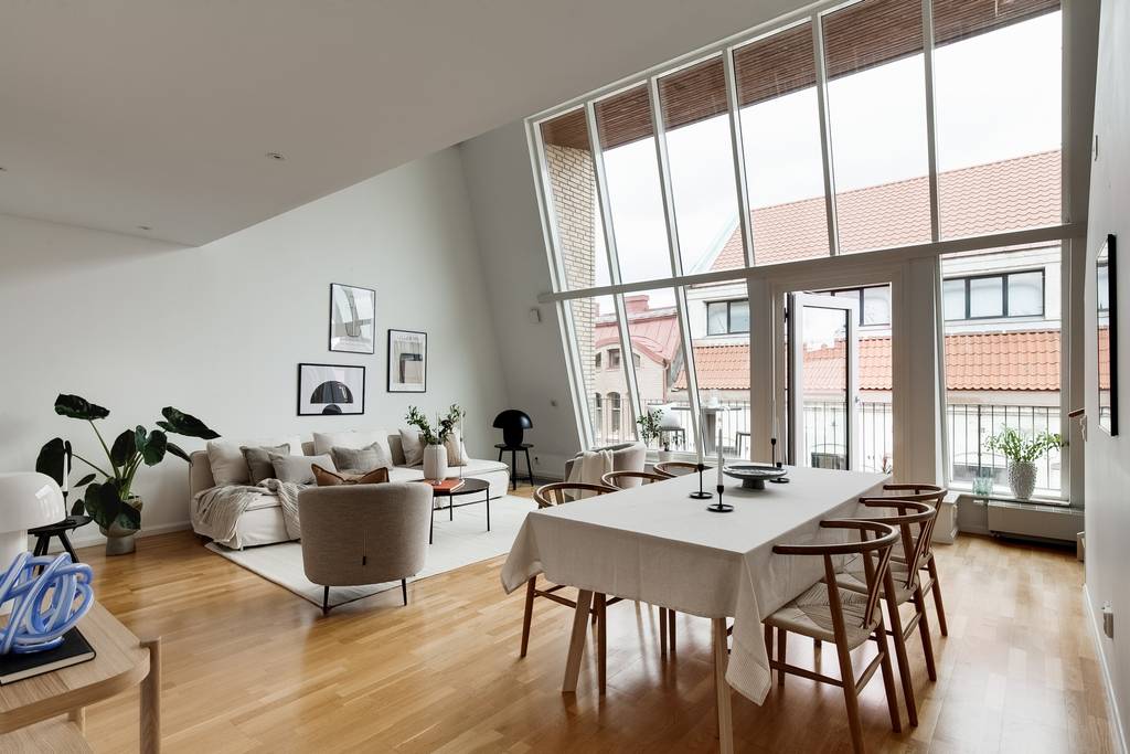 salon avec fenêtres type atelier appartement design