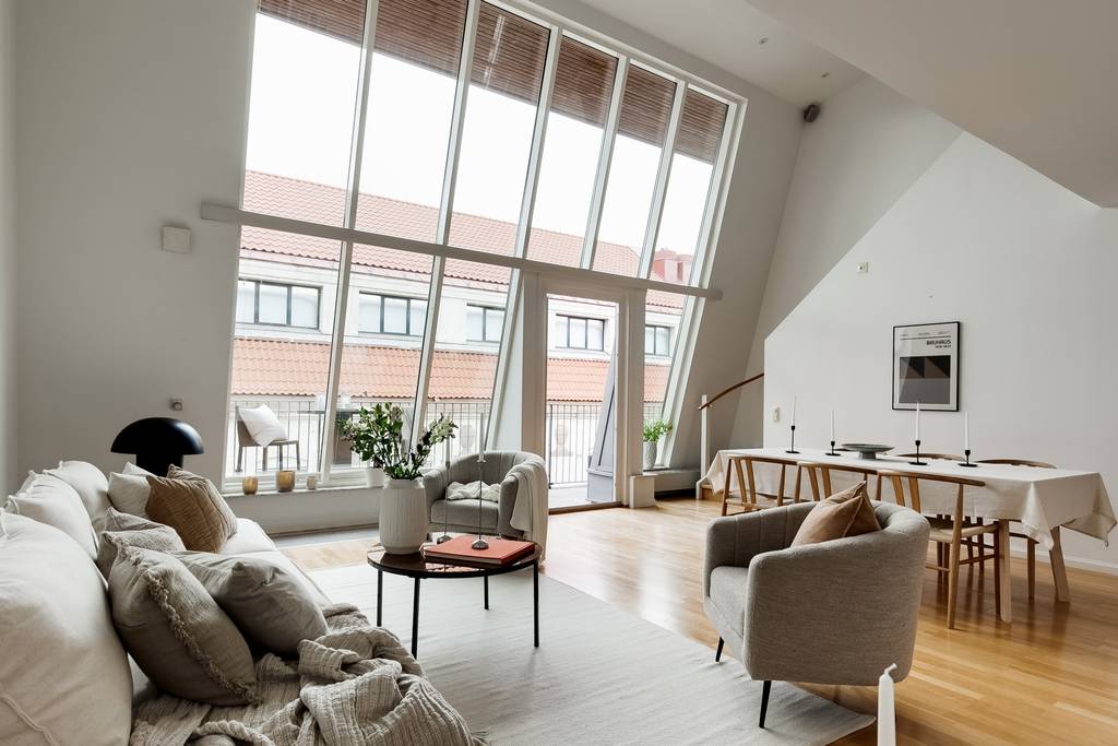 salon avec fenêtres type atelier appartement design