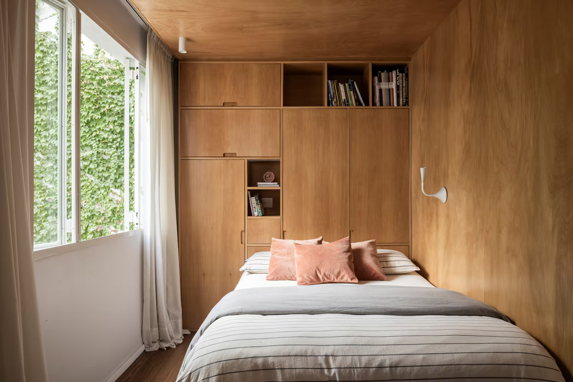 chambre murs bois