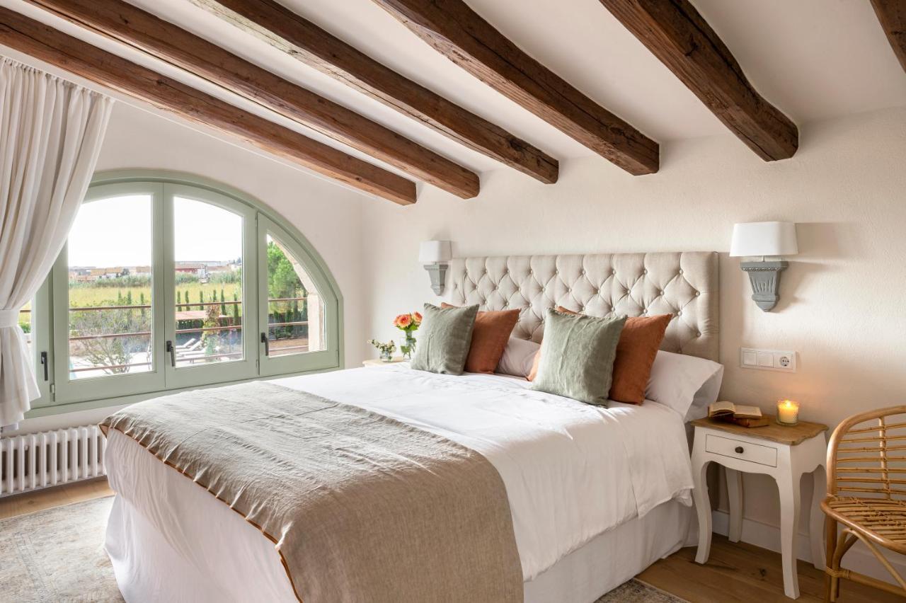 chambre avec poutres maison en pierre Catalogne Mas del Suro