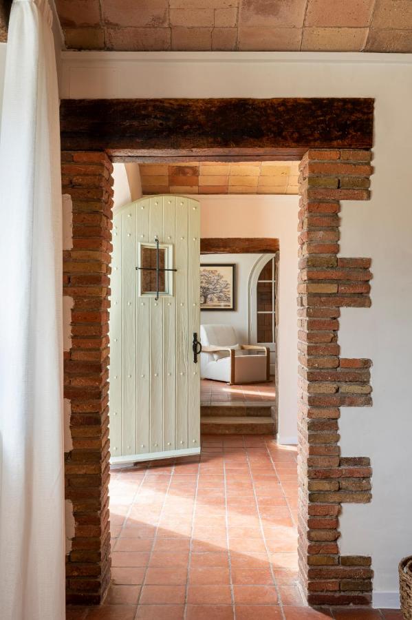 entrée maison en pierre Catalogne Mas del Suro