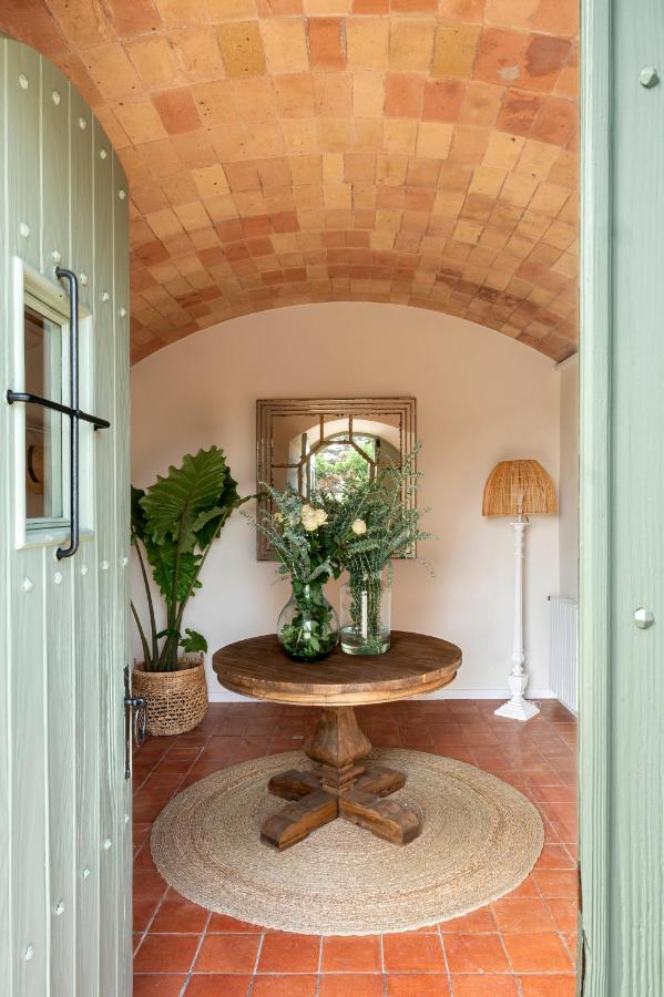 entrée avec plafond voûté