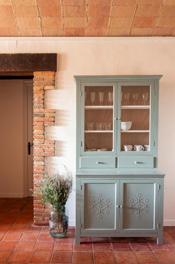 salle à manger avec vitrine