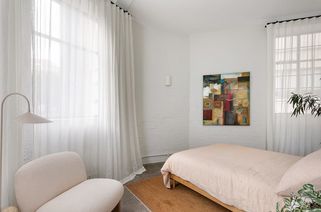 chambre avec deux fenêtres