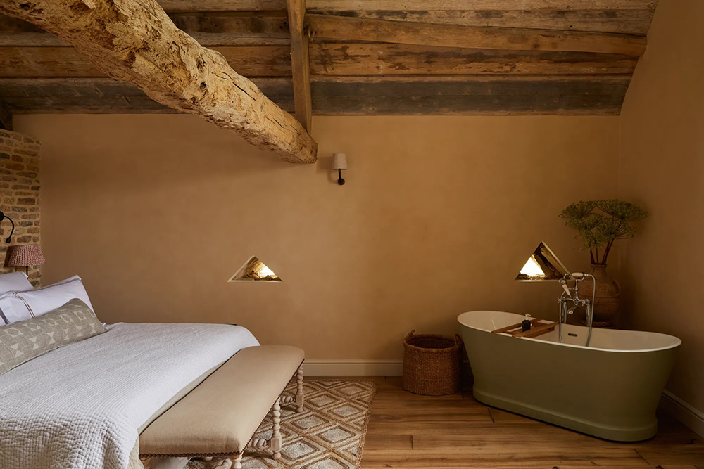 chambre avec poutres et baignoire ancienne ferme rénovée Latimer Farm chambre avec poutres et baignoire ancienne ferme rénovée Latimer Farm