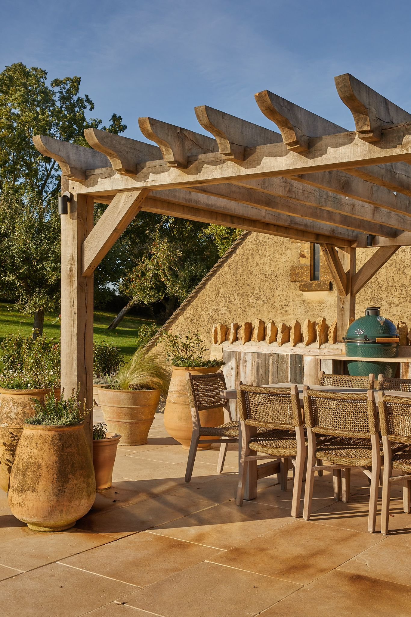 terrasse avec pergola bois ancienne ferme rénovée Latimer Farm terrasse avec pergola bois ancienne ferme rénovée Latimer Farm