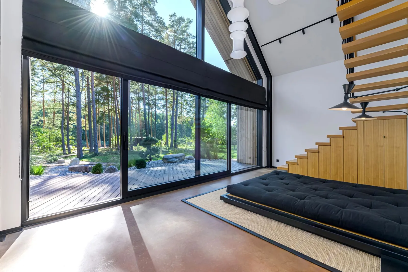 salon avec escalier design et baie vitrée