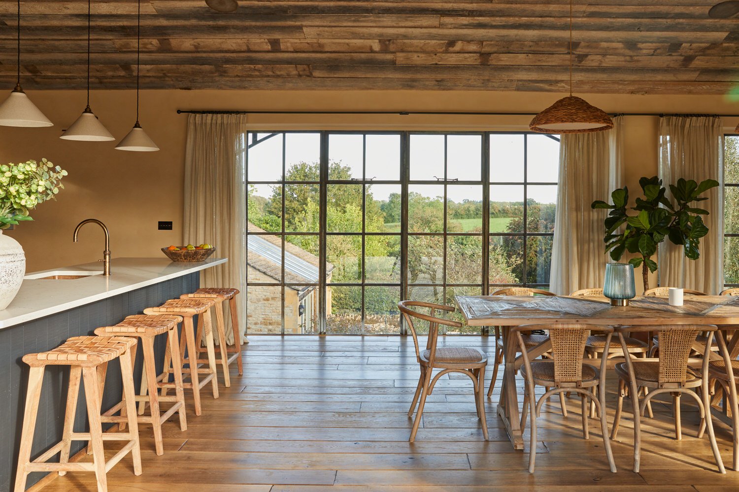 salle à manger et cuisine ouverte ancienne ferme rénovée Latimer Farm décoration rustique chic salle à manger et cuisine ouverte ancienne ferme rénovée Latimer Farm décoration rustique chic