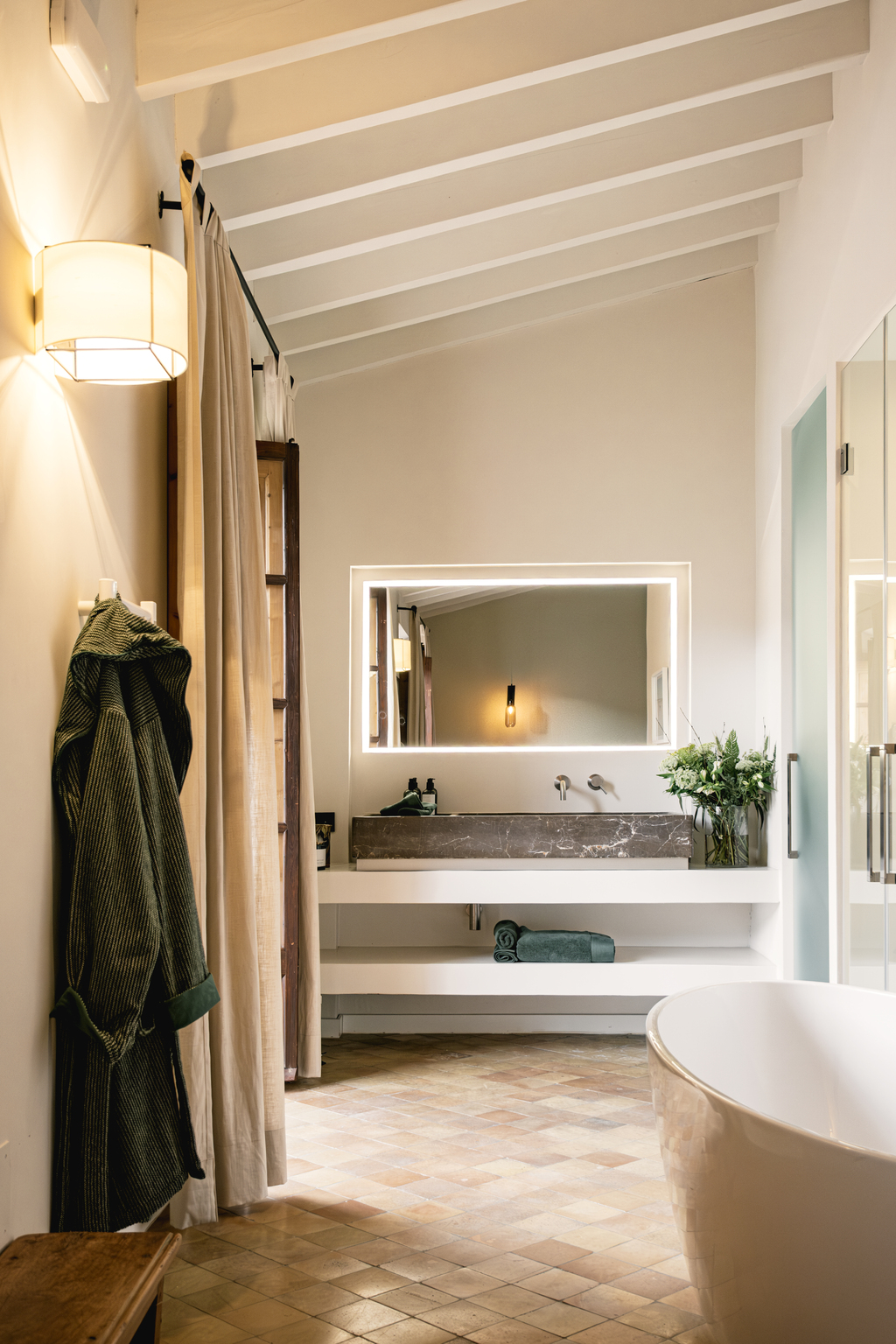 salle de bain moderne avec poutres