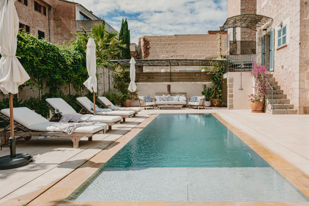 terrasse avec piscine maison en pierre rénovée par Berrow la 1902
