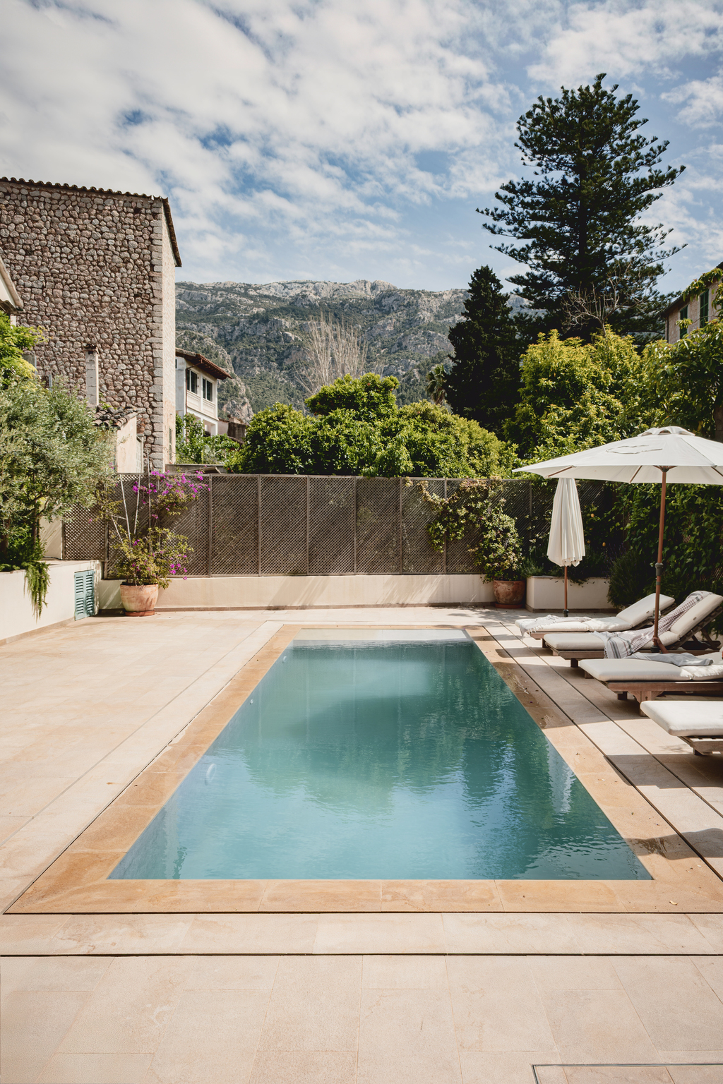 terrasse avec piscine maison en pierre rénovée par Berrow la 1902