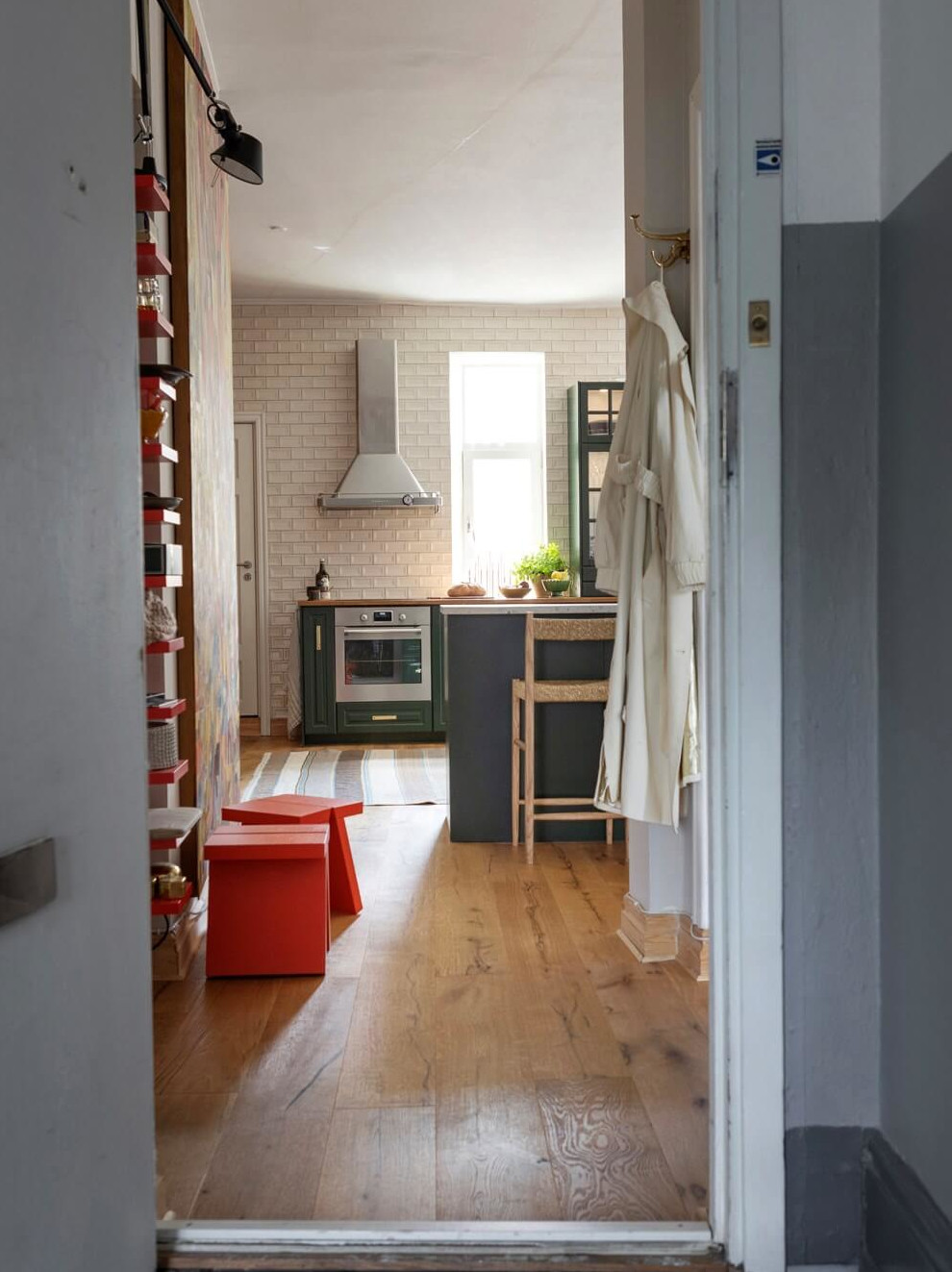 entrée mur bleu appartement décoration scandinave colorée entrée mur bleu appartement décoration scandinave colorée