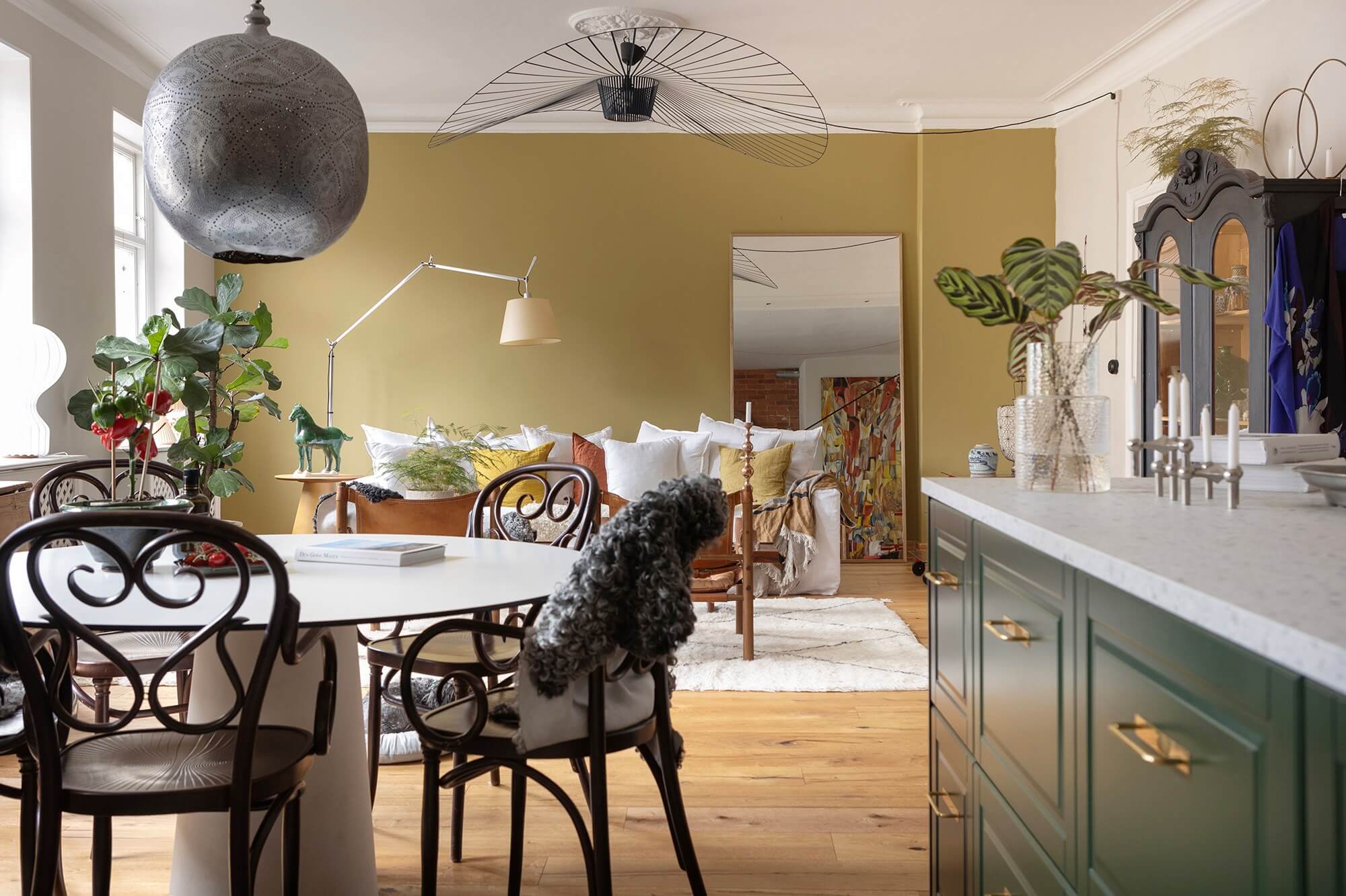 cuisine verte et salon jaune moutarde appartement décoration scandinave colorée cuisine verte et salon jaune moutarde appartement décoration scandinave colorée