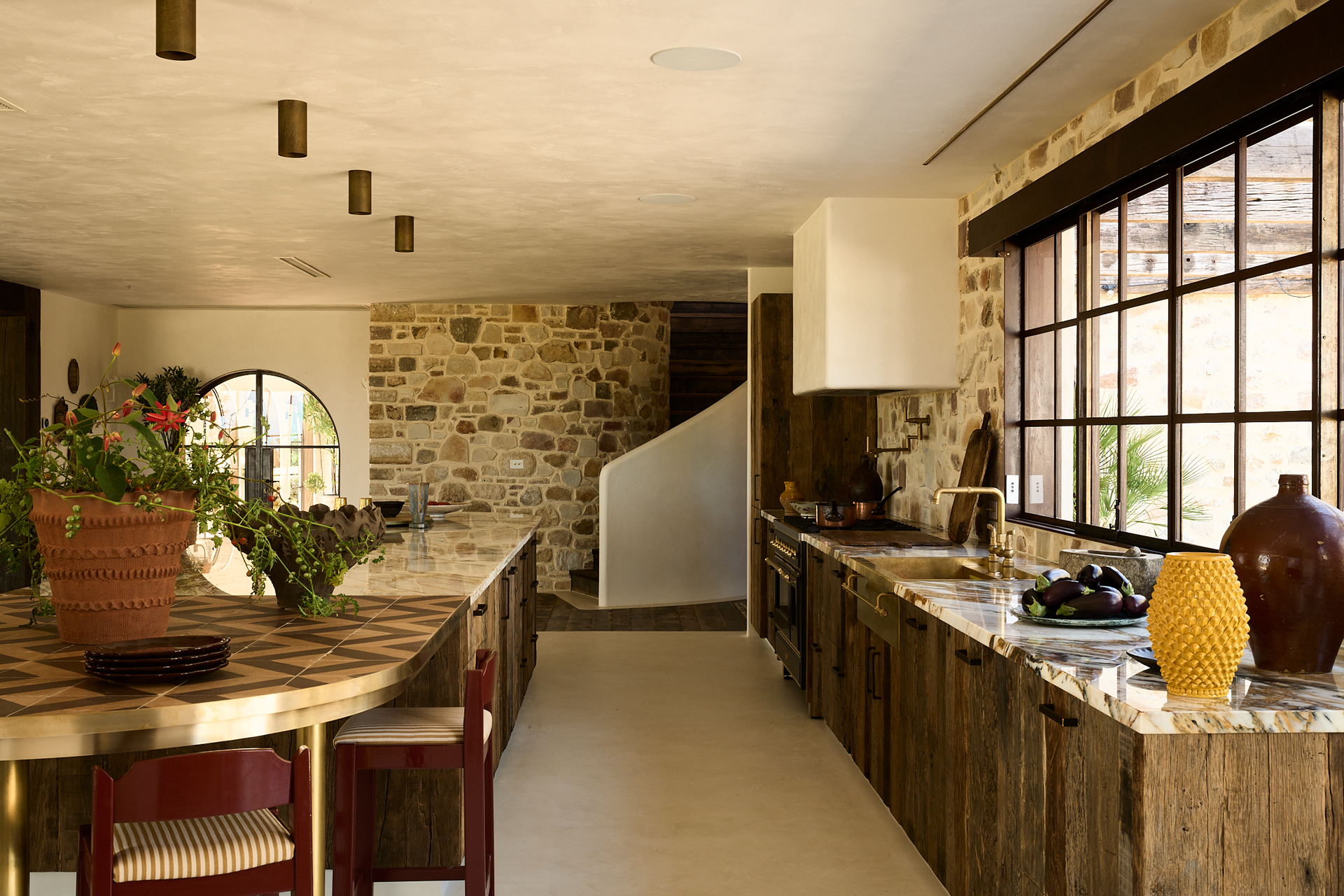 cuisine avec fenêtre verrière et mur en pierres décoration rustique chic Lo Scoglio cuisine avec fenêtre verrière et mur en pierres décoration rustique chic Lo Scoglio