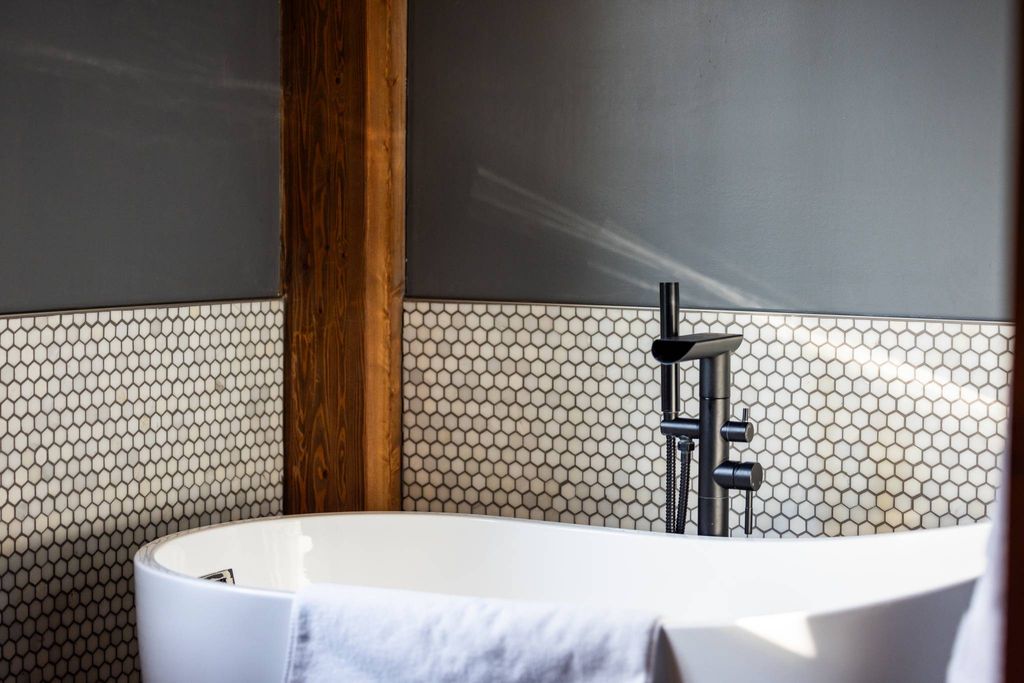 salle de bain avec baignoire îlot