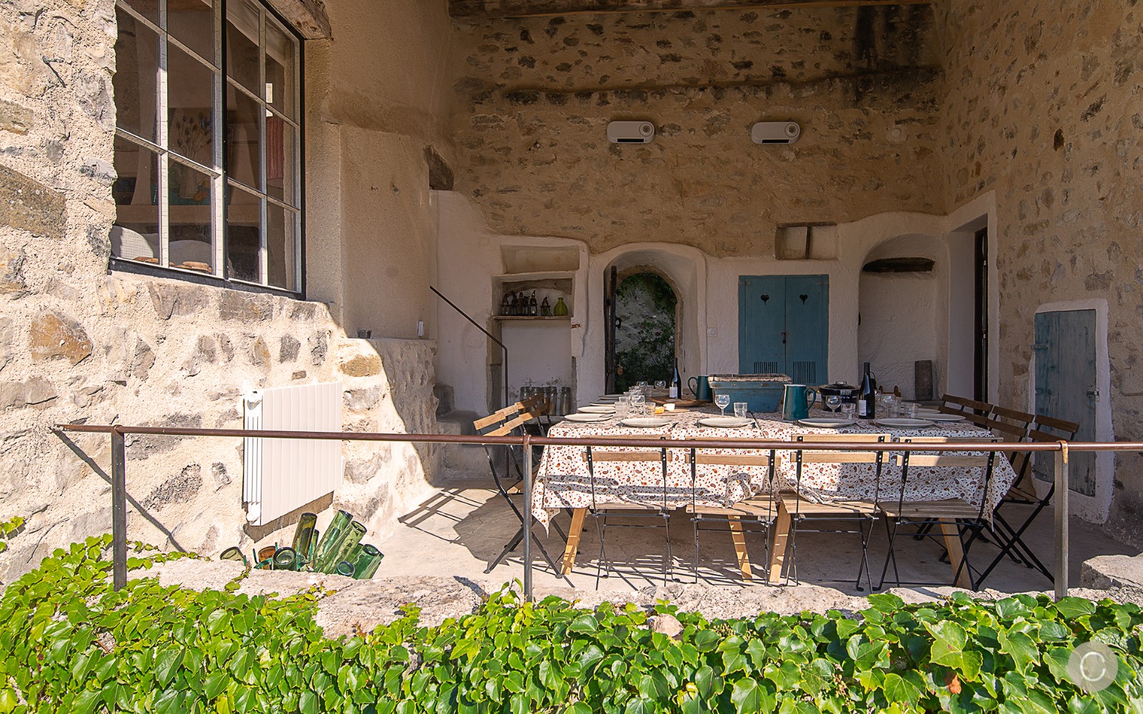 terrasse abritée maison en pierres Drôme provençale terrasse abritée maison en pierres Drôme provençale