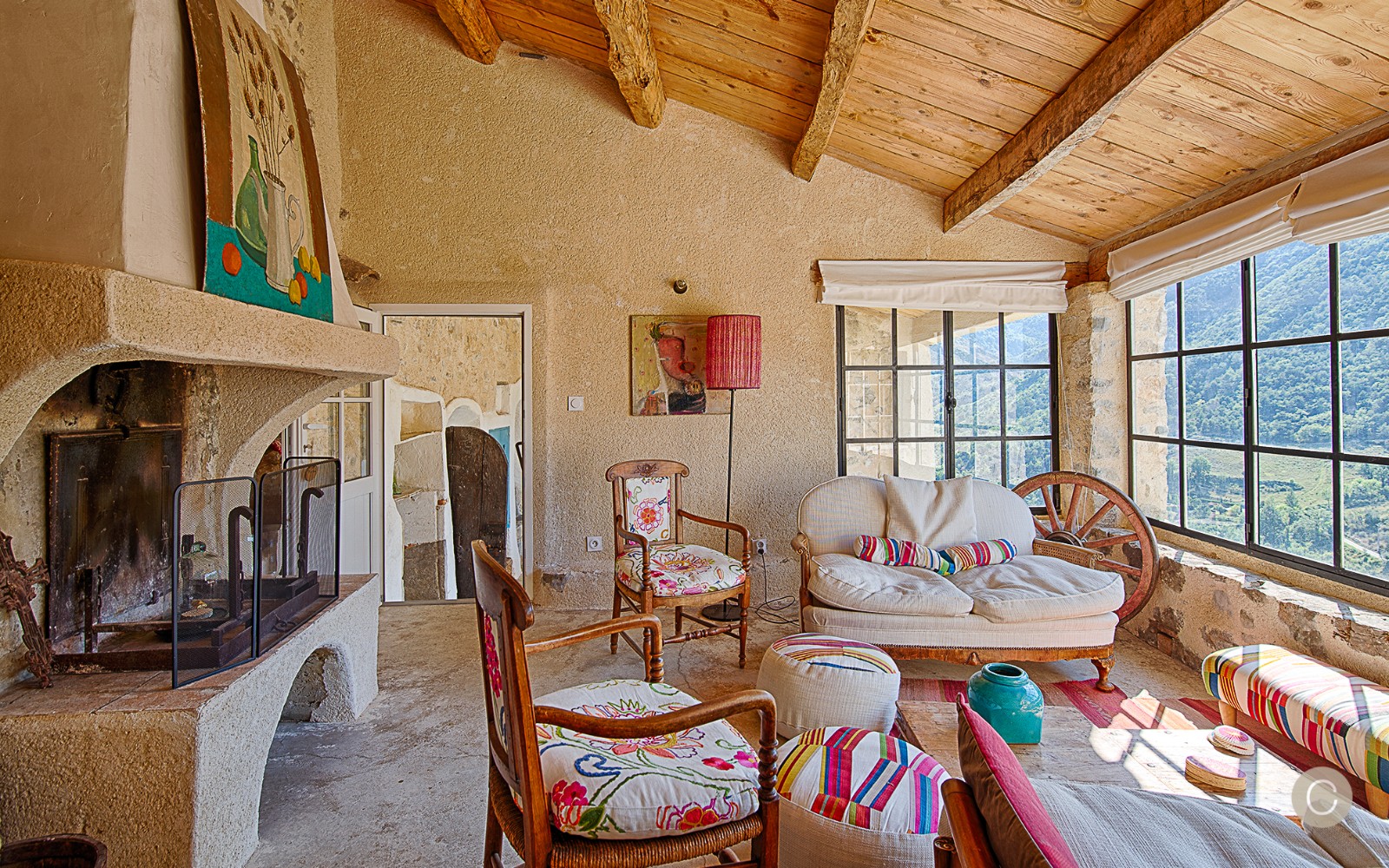 salon avec cheminée maison en pierres Drôme provençale salon avec cheminée maison en pierres Drôme provençale