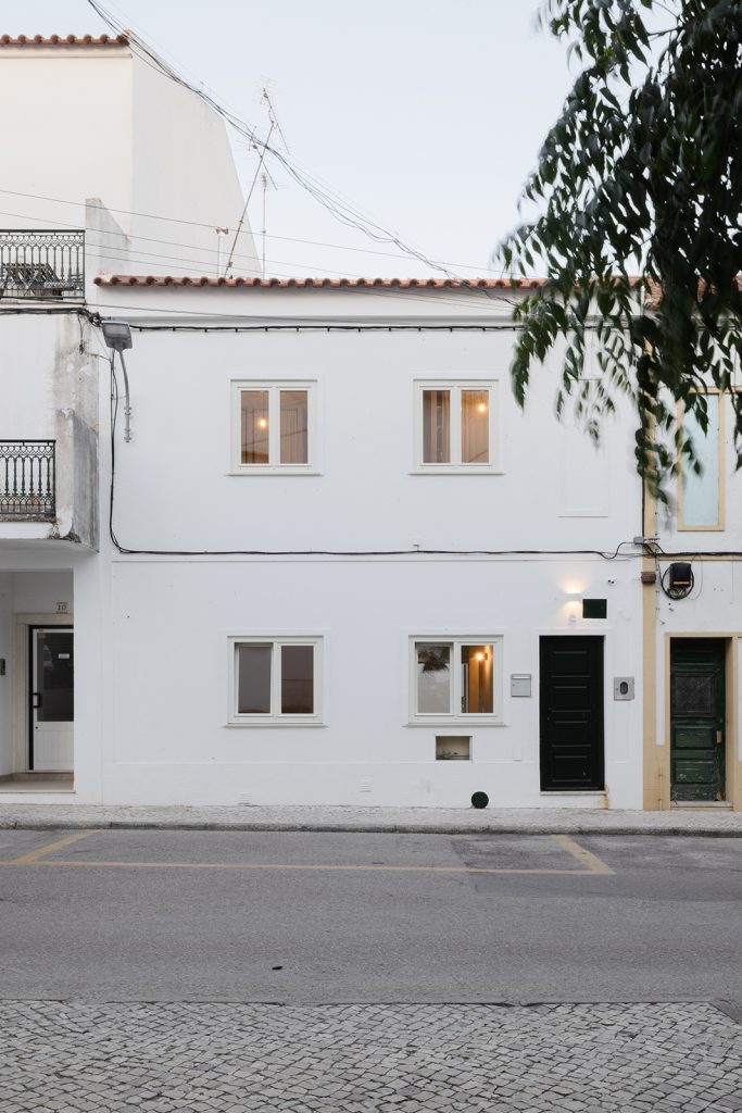 maison de village à la décoration minimaliste