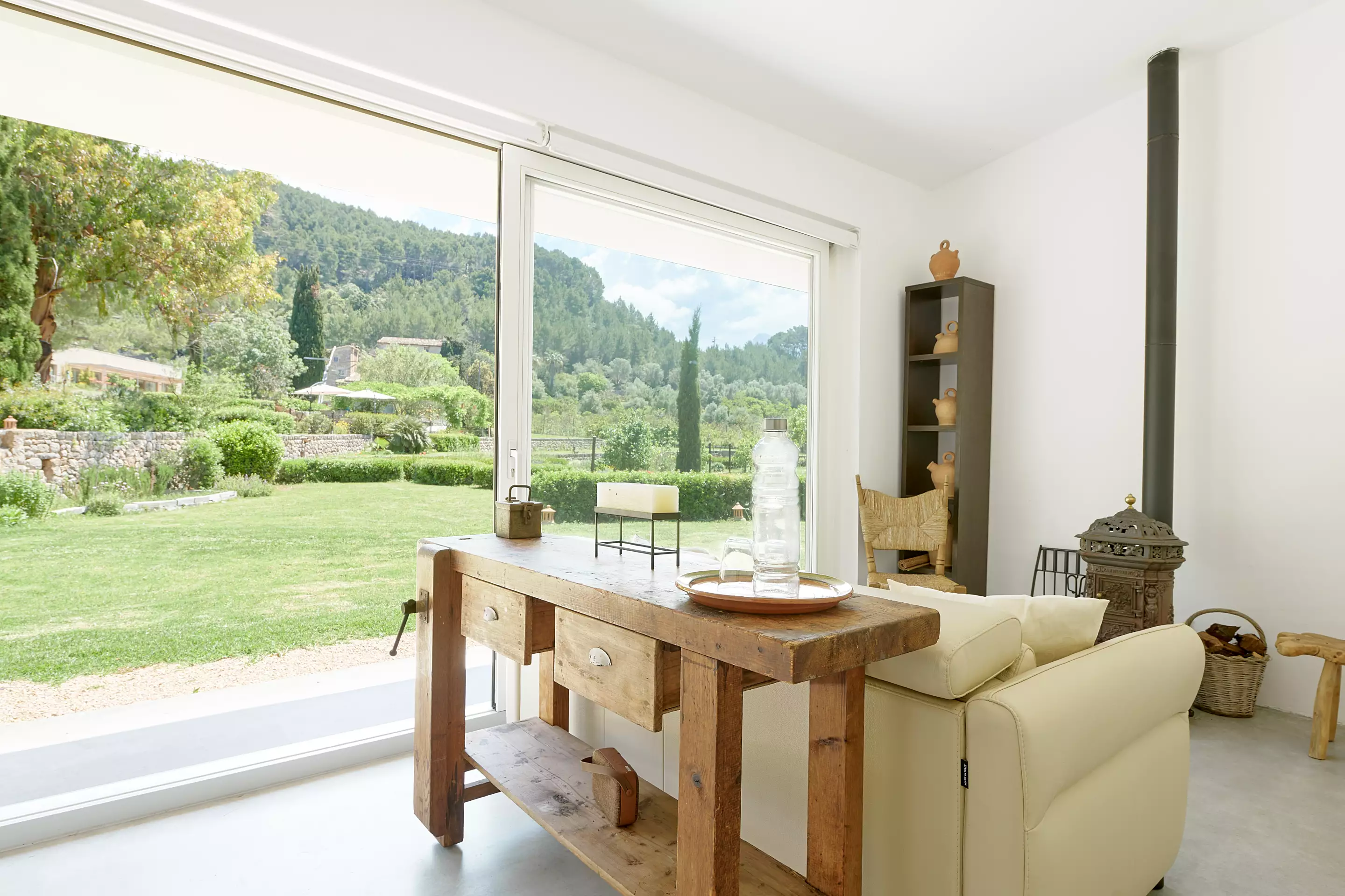salon avec poêle ancien